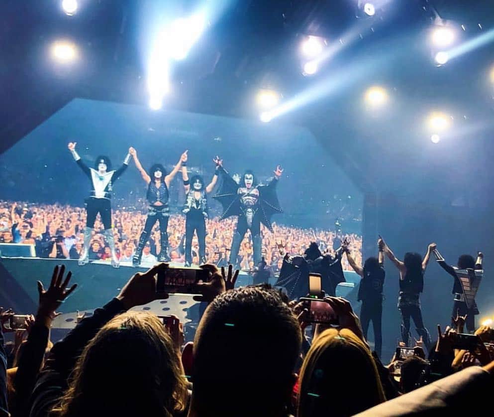 KISSさんのインスタグラム写真 - (KISSInstagram)「4️⃣4️⃣ shows down and many more to go! We’ll see you soon Europe 🤟 #KISS #EndOfTheRoad」4月16日 7時12分 - kissonline