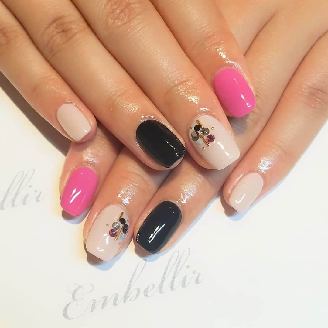 ネイルサロンEmbellir横浜店さんのインスタグラム写真 - (ネイルサロンEmbellir横浜店Instagram)「💅 . . ポップカラーネイル！！ . . #ショッキングピンク ×#ブラック オシャレですね♪ . #ベージュ系 の落ち着いた色味を合わせて 派手過ぎないまとまりのある仕上がりになりました！ . . ☆ご予約はお電話または、ホットペッパーにて☆ . . アカウントをクリックするとホットペッパーのURLがございます！！是非アクセスしてください！！ . . #オフィスネイル #ネイルサロン #ネイルデザイン  #ネイルアート #女子力ネイル #シンプルネイル  #横浜ネイルサロン #embellir #アンベリール  #ショートネイル #大人ネイル #トレンドネイル  #おしゃれネイル #大人女子ネイル #人気ネイル  #パラジェル #hpb_nail #ジェルネイル #springnails  #春ネイル #💅 #ネイル好きな人と繋がりたい #横浜  #横浜ネイルサロン #カラフルネイル」4月16日 7時15分 - embellir111