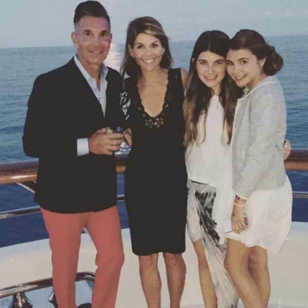 E! Onlineさんのインスタグラム写真 - (E! OnlineInstagram)「Despite her charges on conspiracy to commit mail fraud, honest services mail fraud, and money laundering, Lori Loughlin "plans to fight this and for her girls." Link in bio for the potential prison sentence she’s up against. (📷: Instagram)」4月16日 7時20分 - enews