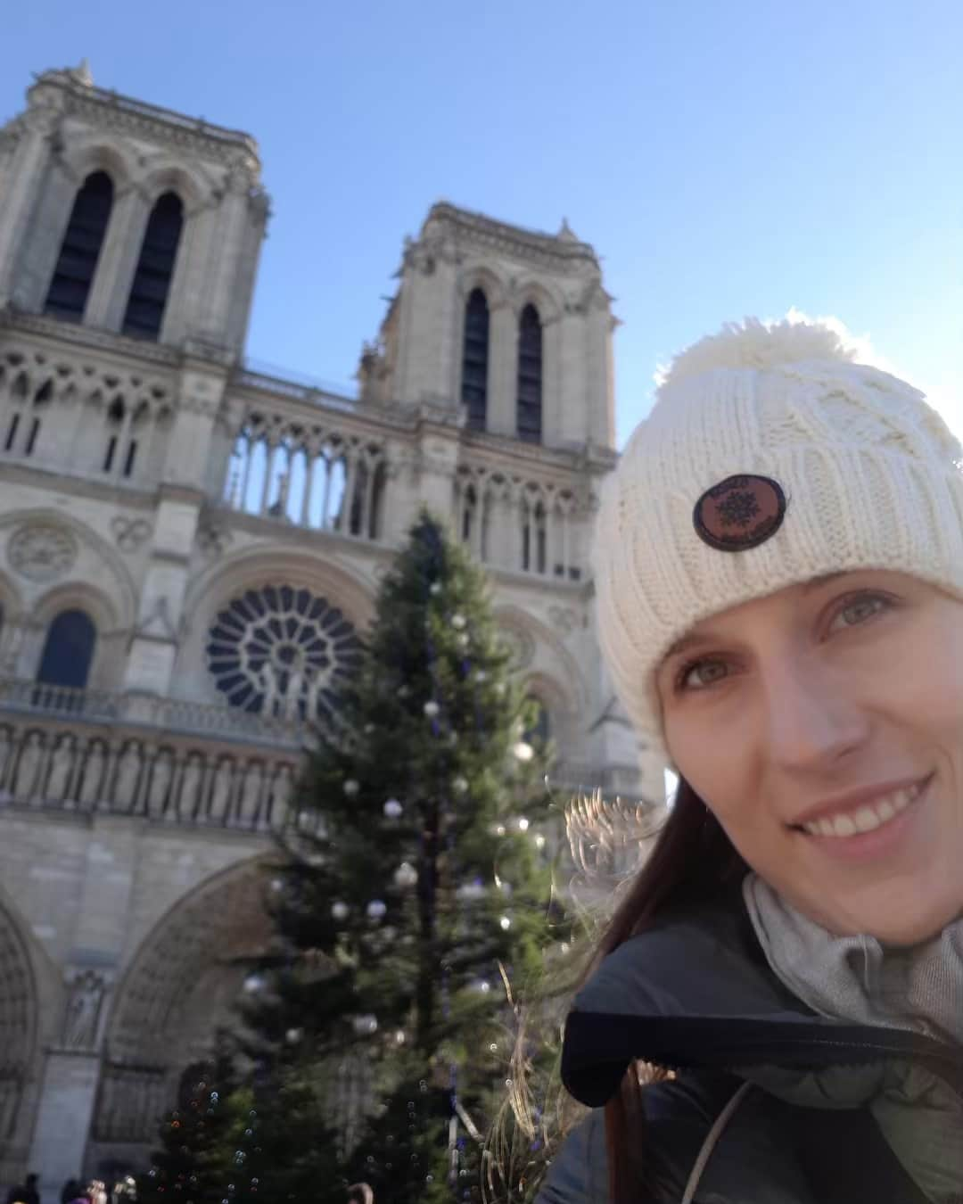 ポリーナ・ラヒモワさんのインスタグラム写真 - (ポリーナ・ラヒモワInstagram)「Goodbye #notredamedeparis ... Прощай... #tbt #winter2017 #paris #france #polinarahimova #PR17 #lucky #tobeonthisplanet」4月16日 7時21分 - polina_rahimova