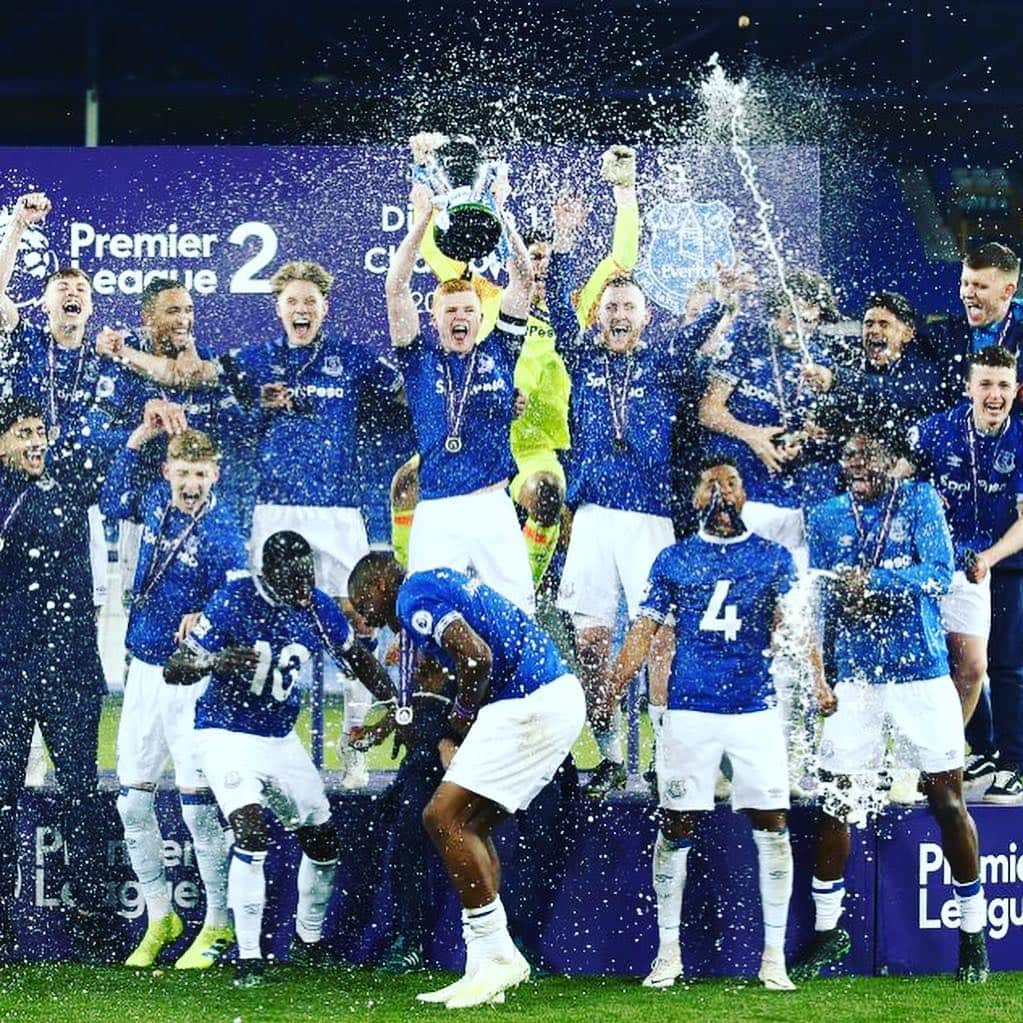 エヴァートンFCさんのインスタグラム写真 - (エヴァートンFCInstagram)「After the victory comes the celebrations! 🤩 • • • #efc #everton #evertonfc #efcu23 #coyb #pl #premierleague #pl2 #goodisonpark」4月16日 7時22分 - everton