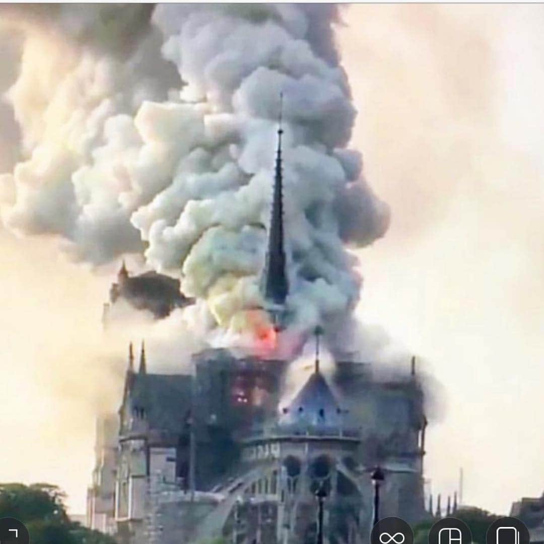 カリーヌ・ロワトフェルドのインスタグラム：「🙏🙏🙏 for PARIS💔.our heart is burning. 🙏🙏🙏for Notre Dame. 🙏🙏🙏for our LADY, full of grace💔born in 1163, she is PARIS 💔#prayfornotredame」