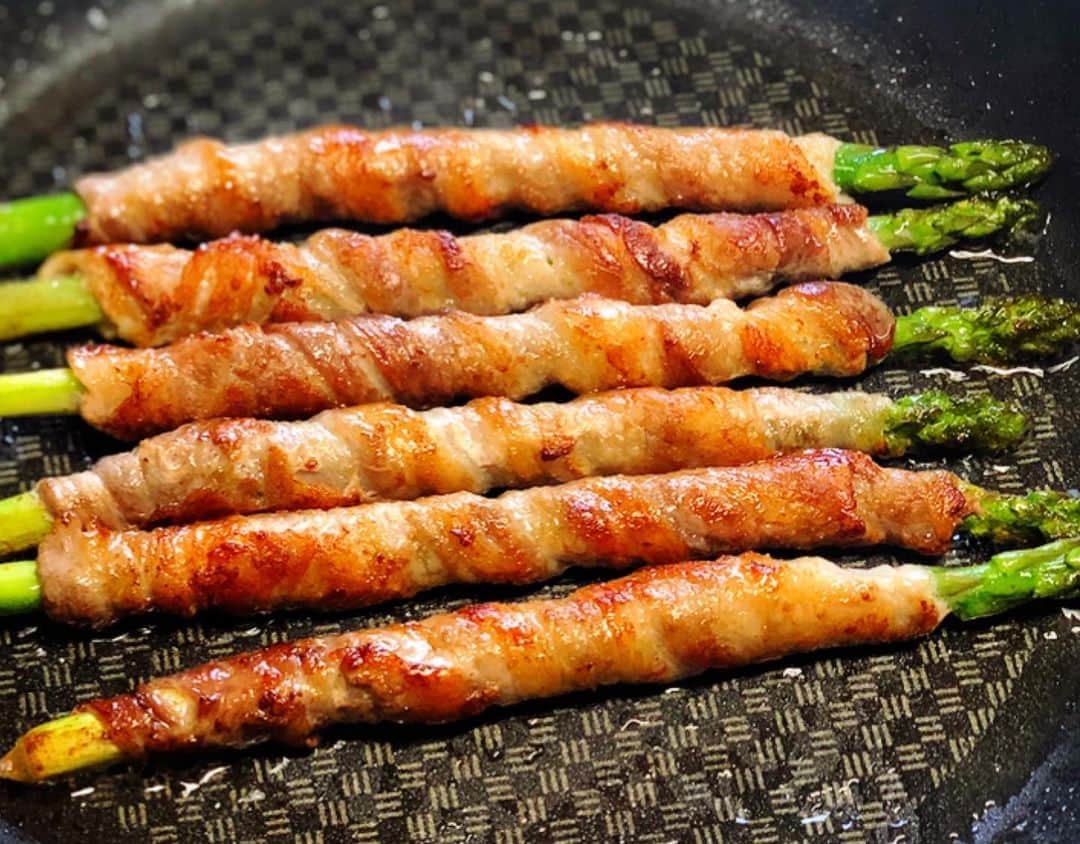 Mizuki【料理ブロガー・簡単レシピ】さんのインスタグラム写真 - (Mizuki【料理ブロガー・簡単レシピ】Instagram)「・ ♡アスパラの肉巻き♡ 塩ガーリックレモン ・ おはようございます♩ 今朝のブログでは 旬の#アスパラ レシピを ご紹介させて頂きました(*^^*) アスパラを豚肉で巻いて #にんにく #塩 #レモン で シンプルに味付けしましたよ♩ フライパンひとつで簡単にできるので 是非お試し下さいね(*´艸`) ・ ・  #ブログ更新しました ・ ・  ブログ(レシピ)はホームのリンクよりご覧下さい↓ @mizuki_31cafe 【Mizuki公式ラインブログ】 https://lineblog.me/mizuki_official/ ・ ・ #アスパラ #肉巻き #Mizuki#奇跡のキッチン#簡単#時短#節約#料理#レシピ#フーディーテーブル#ブログ#LINEブログ#おうちごはん#おうちカフェ#デリスタグラマー#マカロニメイト#器#料理ブロガー#おうちごはんlover #foodpic#food#follow#cooking#recipe#lin_stagrammer#」4月16日 7時26分 - mizuki_31cafe