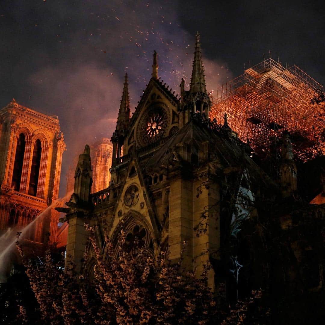 バンジャマン・メンディのインスタグラム：「Une pensée pour Notre-Dame ce soir 🙏🏿🕯 #notredame #paris」