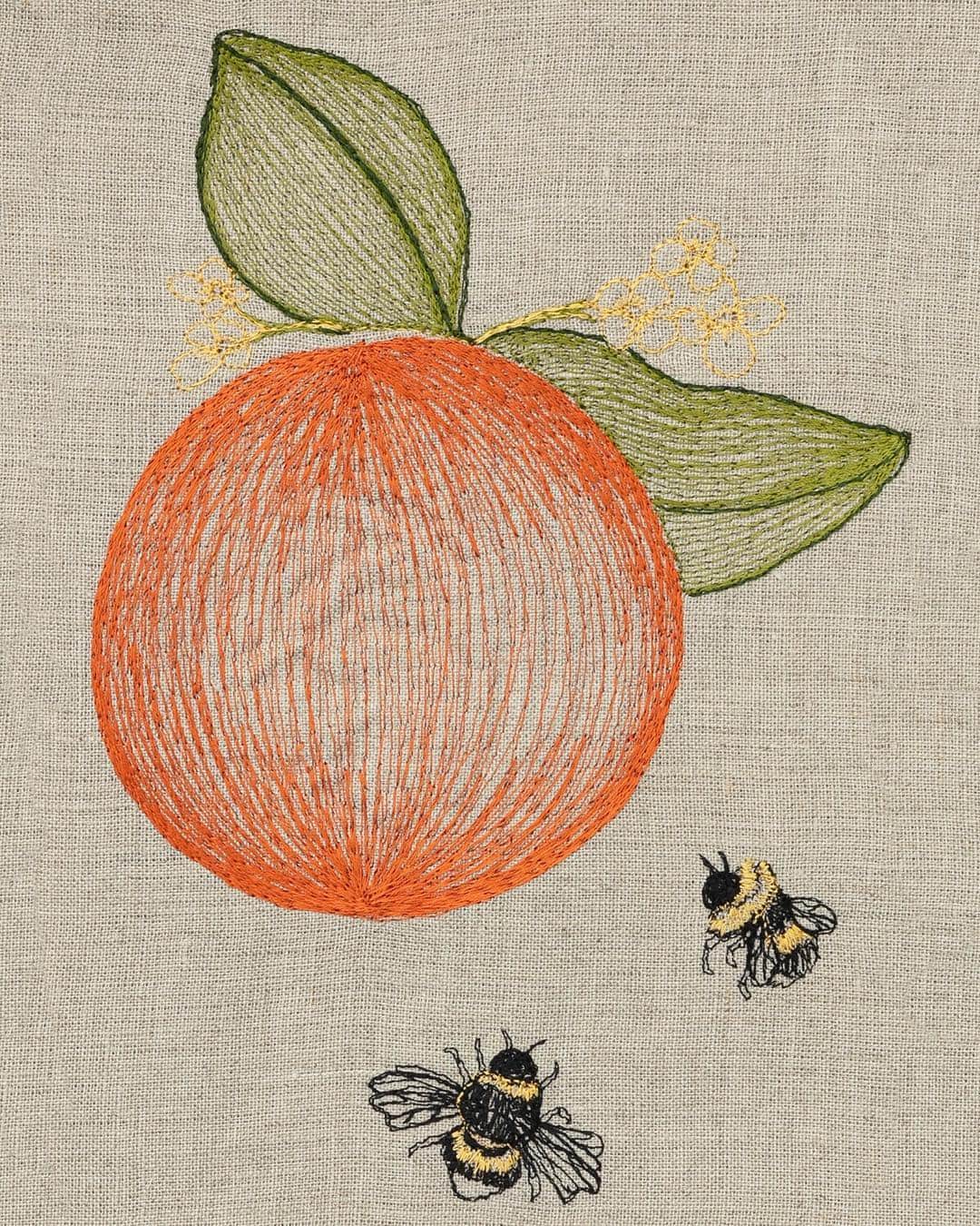 コーラル アンド タスクさんのインスタグラム写真 - (コーラル アンド タスクInstagram)「Ahh the orange, a fruit for all occasions! 🍊Orange trees are symbols of love and marriage while the fruit itself is often regarded as a gift for good fortune. Our Orange & Bees Tea Towel features a plump orange with delicately embroidered leaves and two delightful bumblebees. Give as a gift or display in your home. #coralandtusk #embroidery #embroiderylove #embroidered #embroideredorange #orange #bees #lovebees」4月16日 7時37分 - coralandtusk