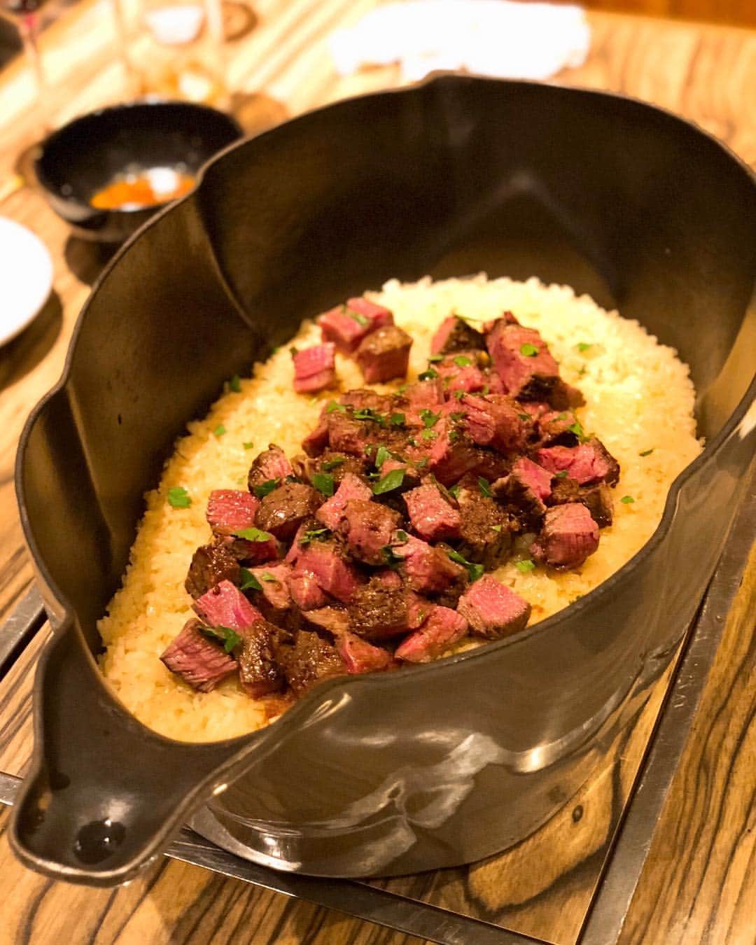 秋山具義さんのインスタグラム写真 - (秋山具義Instagram)「昨日の『焼肉ジャンボはなれ』の「牛ご飯」の残りをお土産にしてもらったのを朝食で。﻿ 幸せに旨い！！！﻿ ﻿ #焼肉ジャンボ #焼肉ジャンボはなれ #牛ご飯」4月16日 7時33分 - gugitter