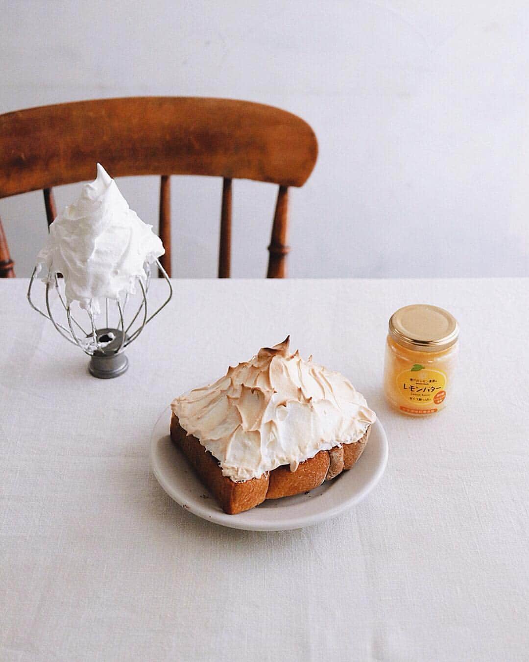 樋口正樹さんのインスタグラム写真 - (樋口正樹Instagram)「Meringue Toast . 今朝はメレンゲトースト。 ほとんどケーキみたいな ふんわり甘酸っぱいやつ。 . メレンゲは手間ですけど イタリアンメレンゲ使用。 パンを軽くトーストして、 レモンバターを塗ったら メレンゲをたっぶり盛り、 オーブンで焼き色つけて。 今回の使用してるパンは、 タカキベーカリーさんの 外サク中フワで美味しい 石窯パンの山型トースト、 👉@takaki_bakery_official . . #meringue #meringuetoast #メレンゲ #トースト #メレンゲトースト #タカキベーカリー #石窯パン #山型トースト #レモンバター #レモンカード#瀬戸内レモン農園 #朝ごパン #パンスタグラム #パン大好き #パン好きな人と繋がりたい #toastgram #toast #toastsforall」4月16日 7時38分 - higuccini