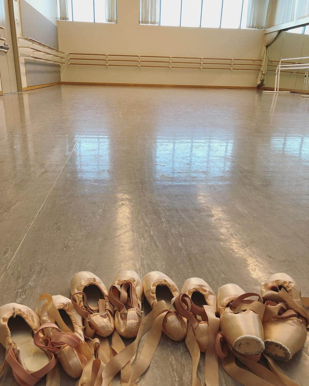倉永美沙さんのインスタグラム写真 - (倉永美沙Instagram)「Light, pointe shoes and beautiful studio to dance. I can’t ask for more 💛 光とトウシューズと美しいスタジオ。これだけで十分です🙏🏻 #love #ballet #ballerina #stage #ballerinalife #happy #happiness #dance #art #幸せ #バレエ #バレリーナ #rehearsal #lucky #travellife #work #感謝 #light #sun #beauty #studio #pointeshoes #momdaymiracle」4月16日 7時38分 - misakuranaga