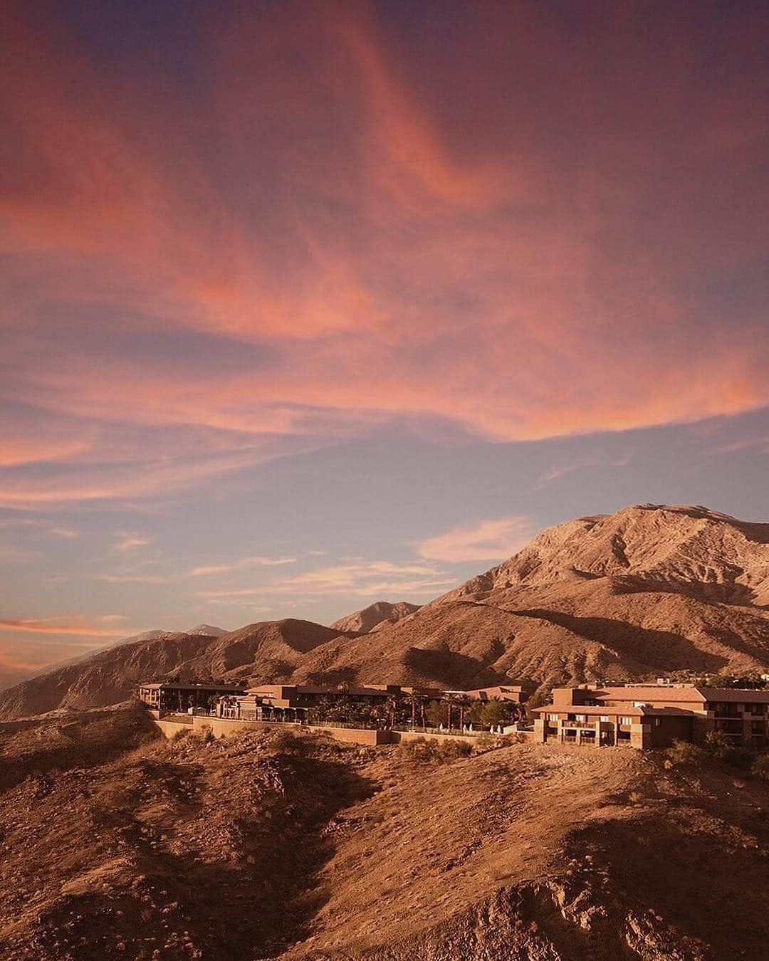 リッツ・カールトンさんのインスタグラム写真 - (リッツ・カールトンInstagram)「Clifftop views meet rosy hues as a desert sunset illuminates the sky at The Ritz-Carlton, #RanchoMirage. #California #WestCoast #CA #Cali #CoachellaValley #PalmSprings #sunset #goldenhour #desert #mountains #retreat #getaway #travel #travelgram #Instatravel #traveldiaries #RCPartner via – @alexpreview」4月16日 8時03分 - ritzcarlton