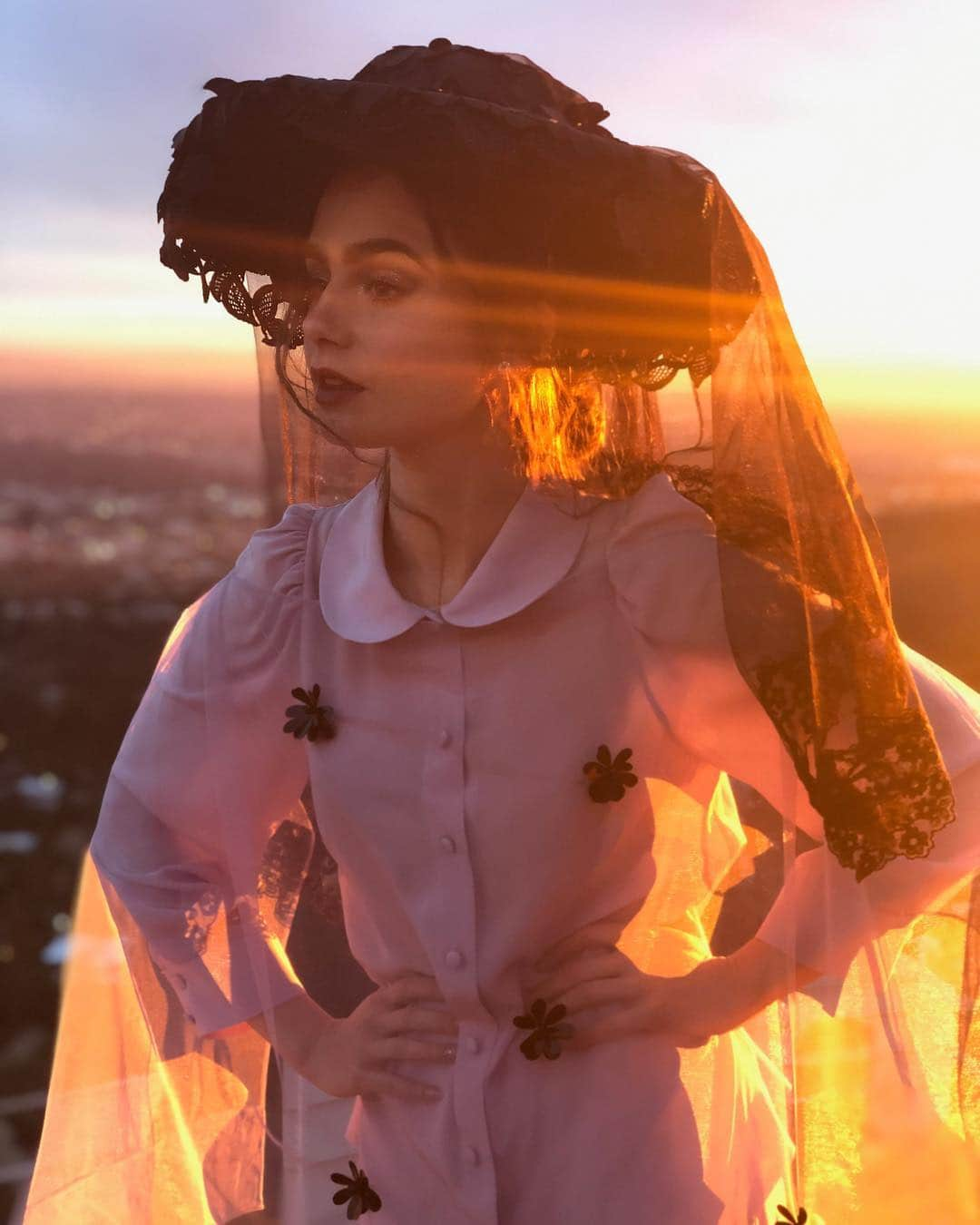 リリー・コリンズさんのインスタグラム写真 - (リリー・コリンズInstagram)「Nothing like Hollywood at golden hour. Unfiltered and behind the scenes with @papermagazine...」4月16日 7時57分 - lilyjcollins