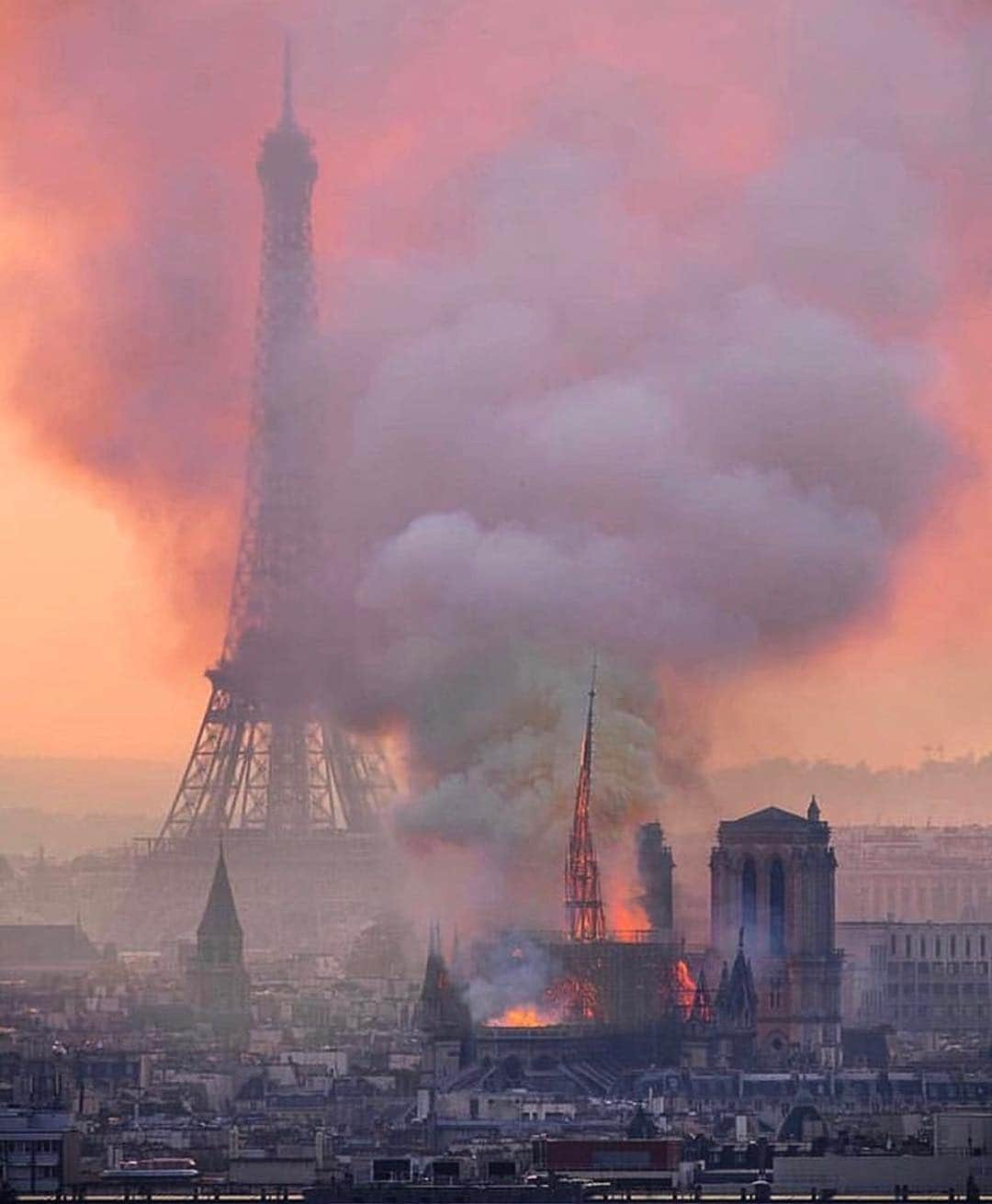 クリス・ジェンナーさんのインスタグラム写真 - (クリス・ジェンナーInstagram)「This is just so devastating. My heart goes out to Paris. We grieve for you and pray that in time you can rebuild. Thanks to the brave firefighters who have worked so hard, risking their lives, to save the cathedral. 💔 #Paris #NotreDame」4月16日 7時58分 - krisjenner