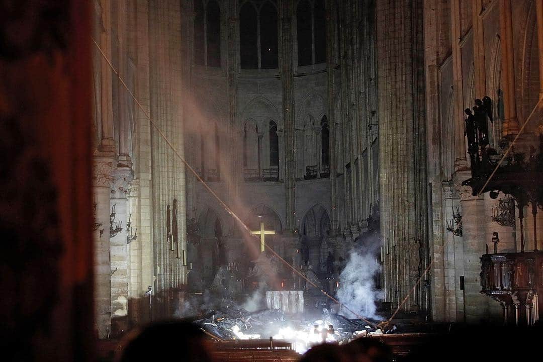 NBC Newsさんのインスタグラム写真 - (NBC NewsInstagram)「Smoke rises around the altar in front of the cross inside the Notre Dame Cathedral as a fire continues to burn in Paris. Click the link in our bio for more. . 📷 @philippe.wojazer / @reuters」4月16日 8時00分 - nbcnews