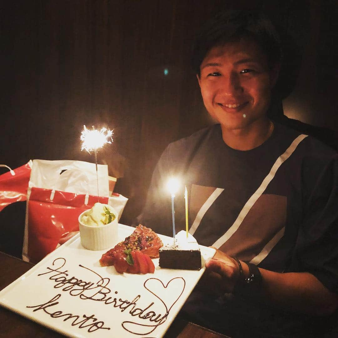 三竿健斗さんのインスタグラム写真 - (三竿健斗Instagram)「23rd birthday 🎉  最近読んだ本で 『年齢はどれだけ生きたかよりもどう生きたか』という言葉があり、すごく気に入っています。 常に向上心を持ってサッカー選手、1人の人間としてどんどん挑戦して成長していきたいと思います。  毎日を自分史上最高の日にできるように楽しく頑張ります。  たくさんのメッセージ、プレゼントありがとうございました🙏 これからもよろしくお願いします。  #20190416  #三竿健斗  #kentomisao」4月16日 18時57分 - kento_misao