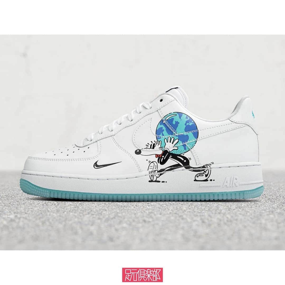 のインスタグラム：「【4/20発売予定】アメリカで制定された"EARTH DAY(アースデイ)"にちなみ、環境保全に貢献するプロダクト『Earth Day Pack』が「NIKE」よりリリース。 今作は「NIKE」のクラシカルモデルである『AIR FORCE 1』、『BLAZER』、『CORTEZ』をベースモデルに採用。各モデルに用いられた「フライレザー」は産業廃棄物である「革の切れ端」をすり潰し、ポリエステル混合紡糸を合わせ形成されたものであり、持続可能な素材として期待を集めている。今作では、ポップな作風で人気を博すアーティスト"STEVEN HARRINGTON(スティーブン・ハリントン)"が"EARTH DAY”をモチーフに描き下ろしたユニークなキャラクターがデザインの一部として加えられた。 『Earth Day Pack by Steve Harrington』は4月20日より「SNKRS」で発売が予定されている。 . ブランド : NIKE モデル名: Earth Day Pack by Steve Harrington . ▼今すぐフォローして最新情報をチェックしよう！ 【NIKE 公式アカウント】 ⇒#@nike . 詳細はプロフィールのリンクからどうぞ →@ashimoto.club . #nike #airforce1 #cortez #blazer #earthday #ナイキ #足元倶楽部#足元クラブ #足元くら部 #足元 #あしもと倶楽部 #スニーカー#スニーカーコーデ #スニーカー同好会#キックス #靴 #コーディネート#スナップ #ファッションスナップ #ストリートスナップ#お気に入りの一足 #今日の逸足 #逸足#운동화 #kicks #newkicks」