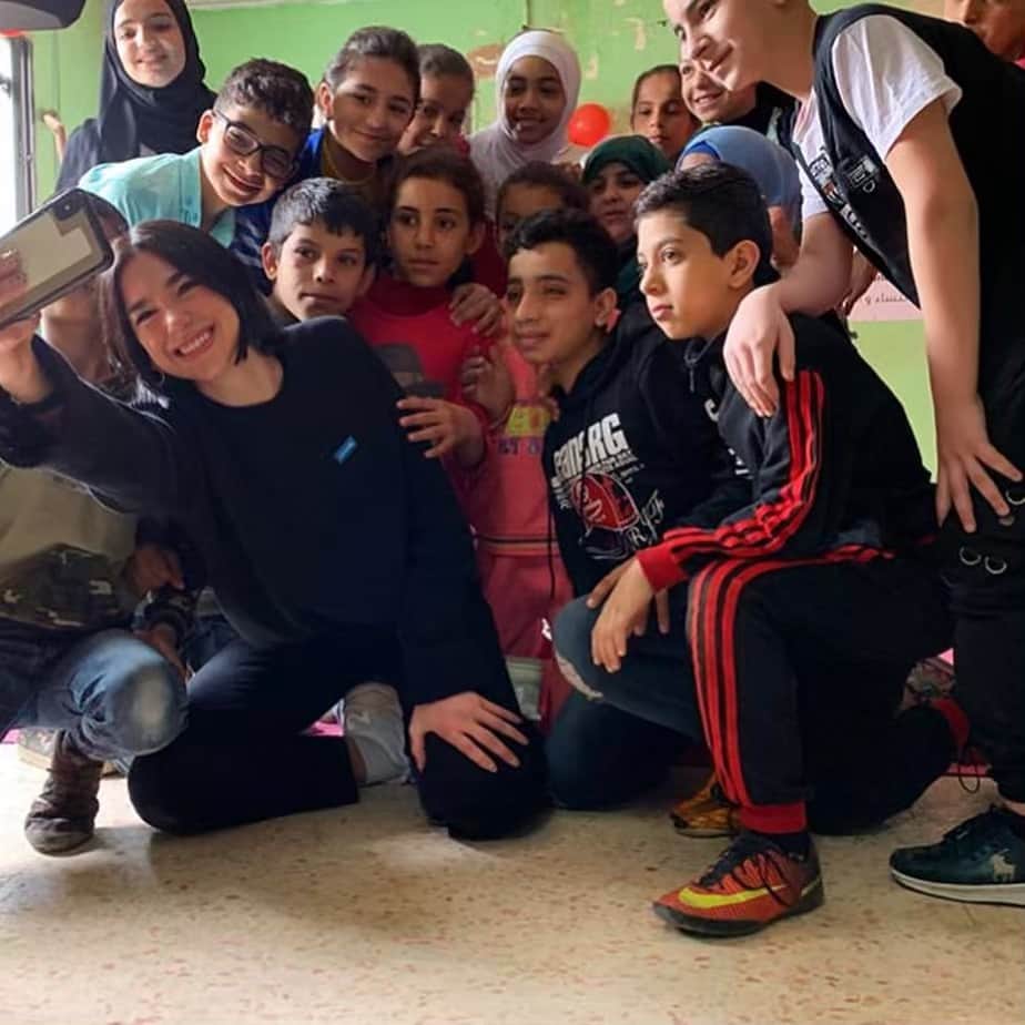 ワーナーミュージック・ジャパン洋楽さんのインスタグラム写真 - (ワーナーミュージック・ジャパン洋楽Instagram)「【デュア・リパ】 ユニセフと共にレバノンの難民キャンプへ訪れたデュア。そこで暮らす子供たちと触れ合い、彼女が感じた事を投稿しました。 ・ 「私はこの三日間レバノンに行って色々な事に気づかされたわ。ユニセフと共に難民キャンプの子供たちに会いに行って、ユース・トレーニングやスキルを身につけるためのプログラムなどに参加したの。紛争によって今までとは全く違う環境に慣れる事を強いられる事に私も強く共感できるから、私は特に難民たちの為に声を上げたい。自分が生まれ育った家を離れようと思った家族や子供なんかいないわ。彼らはみんな夢を持っているの。彼らの可能性を最大限に引き出せる為に、せめて住む場所と勉強できる場所を確保してあげる事。それが人として平等に扱う事だと思うの。今後の未来を築くのは子供たちだから、今彼らを守る事が私たちの義務だと思うわ。悲惨な状況の中でも楽しく笑っている子供たちに会って胸が張り裂けそうだったけど、同時に希望も感じたわ。今回の旅では第一線からシリアの戦争によって家が無くなった若い人たちの為にユニセフが行っている活動を見届けさせてもらって、ここに子供たちが安心できる安全なコミュニティーがあって本当に良かった」」4月16日 18時54分 - warnermusicjp_intl