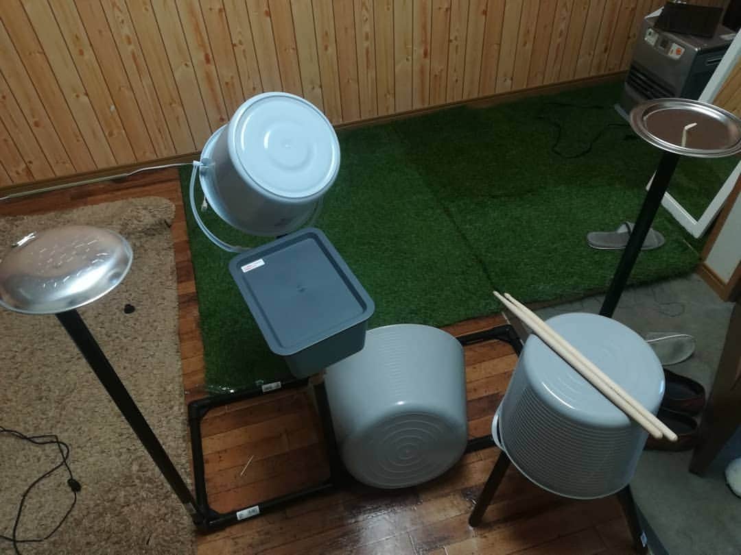桑原淳のインスタグラム：「なんかわからんけどドラムやりたくなってゴミ箱とか鍋とかゴミとかでドラムつくった。  I don't know why I wanted to do this. Made drums by myself. Trash box, pan and trash....」