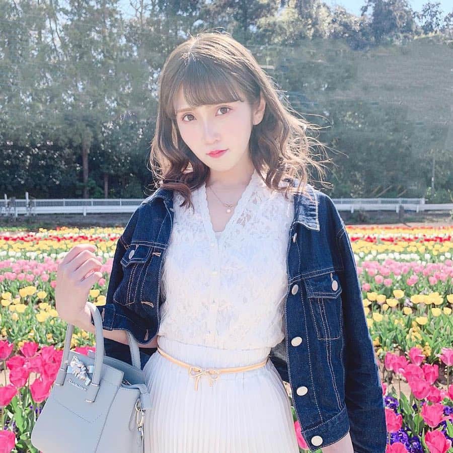 五十嵐茉優さんのインスタグラム写真 - (五十嵐茉優Instagram)「ㅤ ㅤ この間チューリップ畑🌷に 行った時にママが撮ってくれたやつ！ ㅤ お洋服は tops & belt & skirt ▶︎ @__luluem  jacket & bag ▶︎ @jillbyjillstuart_official  ㅤ #チューリップ #チューリップ畑 #あけぼの山農業公園 #チューリップフェスティバル2019 #luluem #韓国ファッション #プチプラファッション #jillbyjillstuart #ジルバイジルスチュアート #きょコ #いつコ #お花のある暮らし #お花のある生活 #ray公認インフルエンサー #larmedolls」4月16日 18時56分 - mau08us