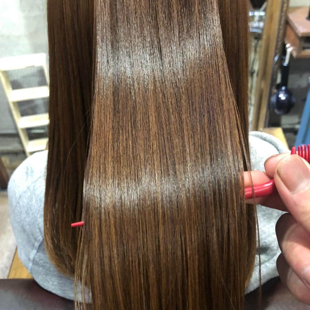 古田ちさこさんのインスタグラム写真 - (古田ちさこInstagram)「💇‍♀️♬♩ 幼馴染の藤井くんのところ ( @cadre_shinkoiwa )に突撃してヘアメンテナンスしてもらいました🙂✨ 新しい髪質改善トリートメントが凄いというので飛び付きました笑♬ ストパーよりも伸びる！縮毛ほどは伸びないけれどダメージはゼロで時間も早いトリートメントだそう🌈 私、セミナーモデル好きなのでブリーチ、デジパーも受けちゃうし(それも複数回)今や完全ダメージ毛なんですよね😂 それでもツヤが復活したから凄いよさすがだよ藤井くん🎊 ホント髪は酷使してると思う…ごめんよ😂 まわりにも髪で悩んでるコが多いのでどんな人にすすめたらいいか教えてほしいと言ったら長文ラインいただいたので貼っておきます⭐︎ ↓ こんな方にオススメだそうです👼 ↓ ・髪にツヤがなくなってきた、毛先パサパサ。 ・カラー、パーマ、縮毛矯正を繰り返していて髪の傷みが心配。 ・乾燥が気になり広がりやうねりがある。 ・トリートメントしても違いがわからなかった。 ・髪を綺麗に伸ばしたいのにいつも断念。 🧖🏼‍♀️ 「効果を実感して頂いてる方が多いのでリピーターも多数です。メンテナンスの度に改善していくので徐々に理想のヘアに近づくことを体感してもらえれば！例えばダイエットも１日頑張っただけでは結果は出ませんし定期的なメンテナンスは必要ですよね。個人差がある為１回の施術で完成形になるわけではありませんが、初回体験だけでも違いはハッキリと体感して頂けると思います！」 とのこと😽 藤井くんのアカウント @cadreryo はさらに詳しいよ⭐︎ #フットサル好きな人と繋がりたい 人は藤井くんの個人アカウント @ryodaze へ。⚽️笑 ・ #トリートメント#髪質改善#ストレートパーマ#ストパー#ストレートヘア#美髪#アラサー美容#30代の悩み#新小岩ヘアサロン#cadle#カードル#beforeafter#ビフォーアフター#ビフォアーアフター#セミロング#haircare#ヘアトリートメント」4月16日 18時56分 - chisakofuruta