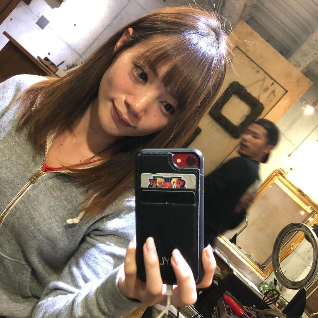 古田ちさこさんのインスタグラム写真 - (古田ちさこInstagram)「💇‍♀️♬♩ 幼馴染の藤井くんのところ ( @cadre_shinkoiwa )に突撃してヘアメンテナンスしてもらいました🙂✨ 新しい髪質改善トリートメントが凄いというので飛び付きました笑♬ ストパーよりも伸びる！縮毛ほどは伸びないけれどダメージはゼロで時間も早いトリートメントだそう🌈 私、セミナーモデル好きなのでブリーチ、デジパーも受けちゃうし(それも複数回)今や完全ダメージ毛なんですよね😂 それでもツヤが復活したから凄いよさすがだよ藤井くん🎊 ホント髪は酷使してると思う…ごめんよ😂 まわりにも髪で悩んでるコが多いのでどんな人にすすめたらいいか教えてほしいと言ったら長文ラインいただいたので貼っておきます⭐︎ ↓ こんな方にオススメだそうです👼 ↓ ・髪にツヤがなくなってきた、毛先パサパサ。 ・カラー、パーマ、縮毛矯正を繰り返していて髪の傷みが心配。 ・乾燥が気になり広がりやうねりがある。 ・トリートメントしても違いがわからなかった。 ・髪を綺麗に伸ばしたいのにいつも断念。 🧖🏼‍♀️ 「効果を実感して頂いてる方が多いのでリピーターも多数です。メンテナンスの度に改善していくので徐々に理想のヘアに近づくことを体感してもらえれば！例えばダイエットも１日頑張っただけでは結果は出ませんし定期的なメンテナンスは必要ですよね。個人差がある為１回の施術で完成形になるわけではありませんが、初回体験だけでも違いはハッキリと体感して頂けると思います！」 とのこと😽 藤井くんのアカウント @cadreryo はさらに詳しいよ⭐︎ #フットサル好きな人と繋がりたい 人は藤井くんの個人アカウント @ryodaze へ。⚽️笑 ・ #トリートメント#髪質改善#ストレートパーマ#ストパー#ストレートヘア#美髪#アラサー美容#30代の悩み#新小岩ヘアサロン#cadle#カードル#beforeafter#ビフォーアフター#ビフォアーアフター#セミロング#haircare#ヘアトリートメント」4月16日 18時56分 - chisakofuruta