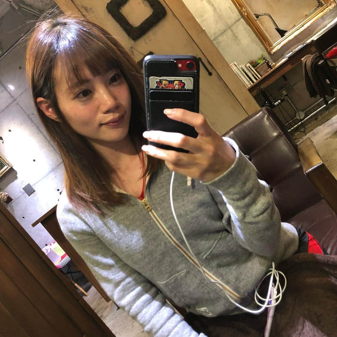 古田ちさこさんのインスタグラム写真 - (古田ちさこInstagram)「💇‍♀️♬♩ 幼馴染の藤井くんのところ ( @cadre_shinkoiwa )に突撃してヘアメンテナンスしてもらいました🙂✨ 新しい髪質改善トリートメントが凄いというので飛び付きました笑♬ ストパーよりも伸びる！縮毛ほどは伸びないけれどダメージはゼロで時間も早いトリートメントだそう🌈 私、セミナーモデル好きなのでブリーチ、デジパーも受けちゃうし(それも複数回)今や完全ダメージ毛なんですよね😂 それでもツヤが復活したから凄いよさすがだよ藤井くん🎊 ホント髪は酷使してると思う…ごめんよ😂 まわりにも髪で悩んでるコが多いのでどんな人にすすめたらいいか教えてほしいと言ったら長文ラインいただいたので貼っておきます⭐︎ ↓ こんな方にオススメだそうです👼 ↓ ・髪にツヤがなくなってきた、毛先パサパサ。 ・カラー、パーマ、縮毛矯正を繰り返していて髪の傷みが心配。 ・乾燥が気になり広がりやうねりがある。 ・トリートメントしても違いがわからなかった。 ・髪を綺麗に伸ばしたいのにいつも断念。 🧖🏼‍♀️ 「効果を実感して頂いてる方が多いのでリピーターも多数です。メンテナンスの度に改善していくので徐々に理想のヘアに近づくことを体感してもらえれば！例えばダイエットも１日頑張っただけでは結果は出ませんし定期的なメンテナンスは必要ですよね。個人差がある為１回の施術で完成形になるわけではありませんが、初回体験だけでも違いはハッキリと体感して頂けると思います！」 とのこと😽 藤井くんのアカウント @cadreryo はさらに詳しいよ⭐︎ #フットサル好きな人と繋がりたい 人は藤井くんの個人アカウント @ryodaze へ。⚽️笑 ・ #トリートメント#髪質改善#ストレートパーマ#ストパー#ストレートヘア#美髪#アラサー美容#30代の悩み#新小岩ヘアサロン#cadle#カードル#beforeafter#ビフォーアフター#ビフォアーアフター#セミロング#haircare#ヘアトリートメント」4月16日 18時56分 - chisakofuruta