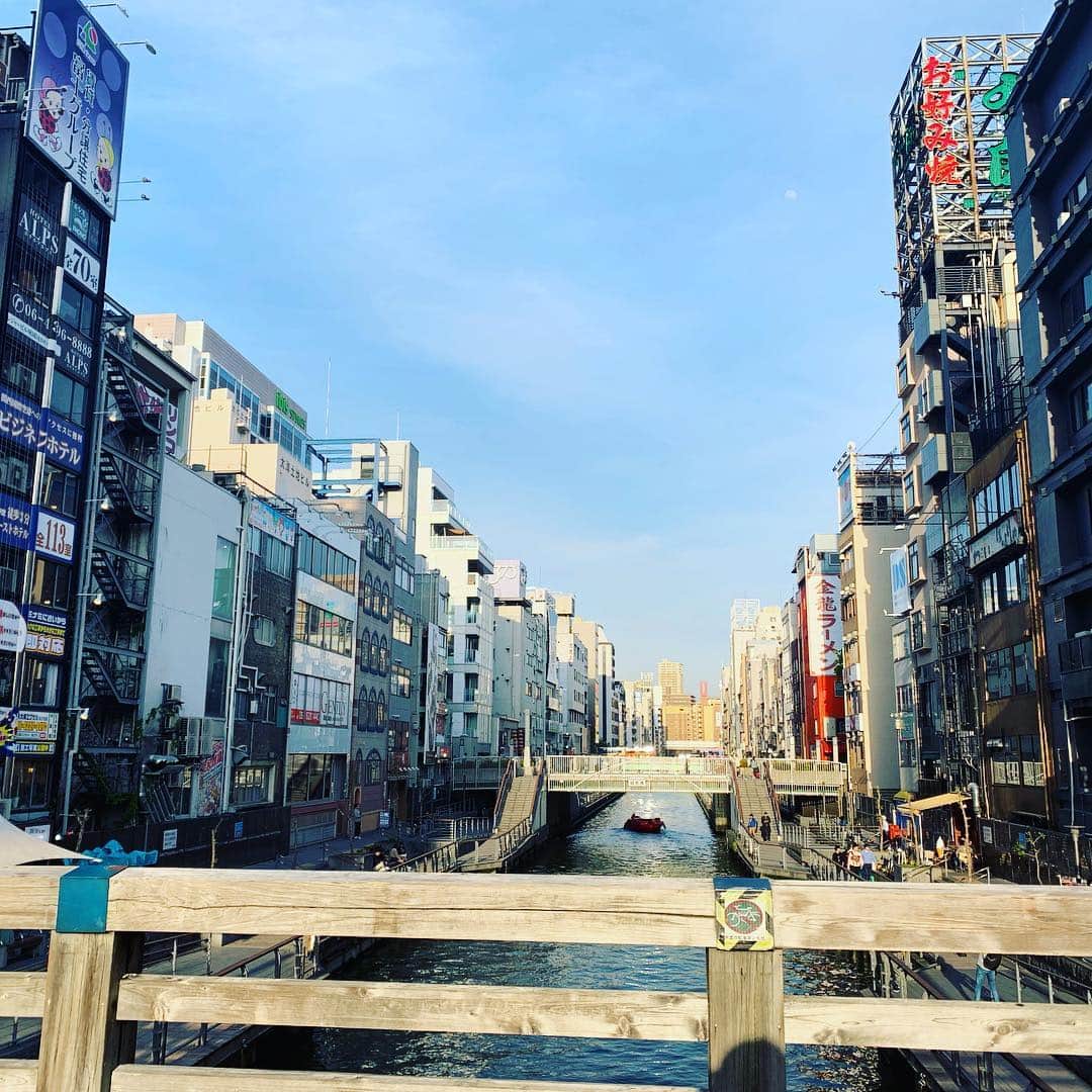 鴨志田由貴のインスタグラム：「今日は大阪で打合せ。大阪くると、歩きタバコ多いな〜というのと、タクシーが現金払いばかりで不便だな〜という印象。万博でそこらへん改善されたらいいのにな。」