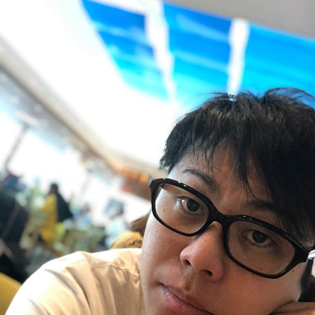 井上裕介さんのインスタグラム写真 - (井上裕介Instagram)「空港で喋り相手もいないし、する事もないので、自撮りしました。  #NONSTYLE #nonstyle #井上 #自撮り #ナルシスト #どうだ #イケメン #だろ！？」4月16日 17時26分 - nonyusuke