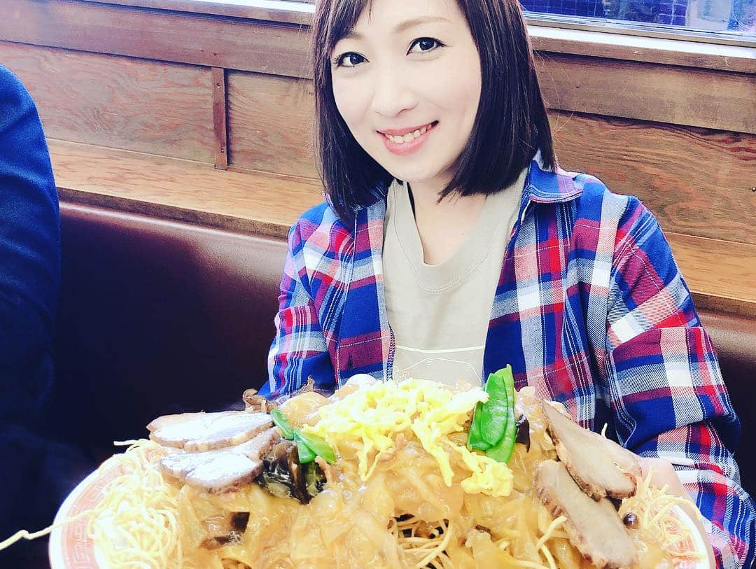 三宅智子さんのインスタグラム写真 - (三宅智子Instagram)「本日のロケ飯は、長野名物のいむらやの焼そば！  甘めの餡に酢カラシをたっぷりかけて食べるのがたまりません！」4月16日 17時29分 - tomoko1121m