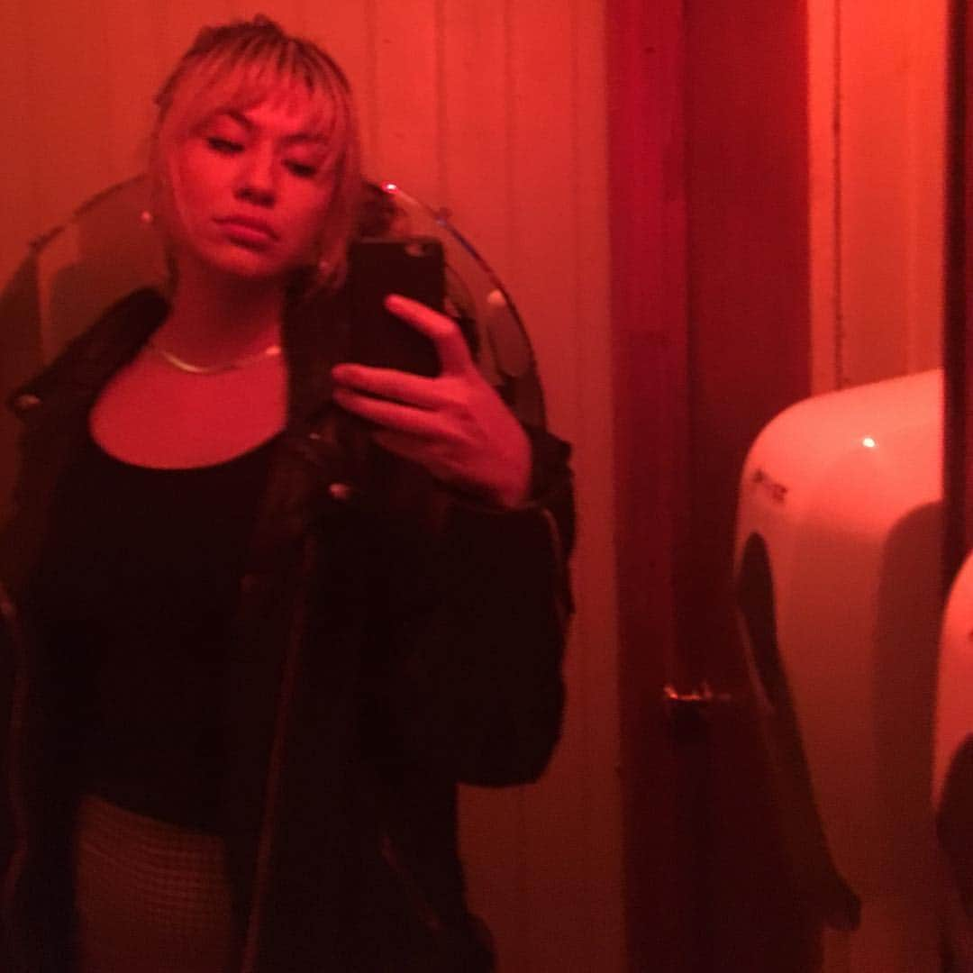 Mali-Koa Hoodさんのインスタグラム写真 - (Mali-Koa HoodInstagram)「In a red red room, w a ready set smile」4月16日 17時33分 - malikoa