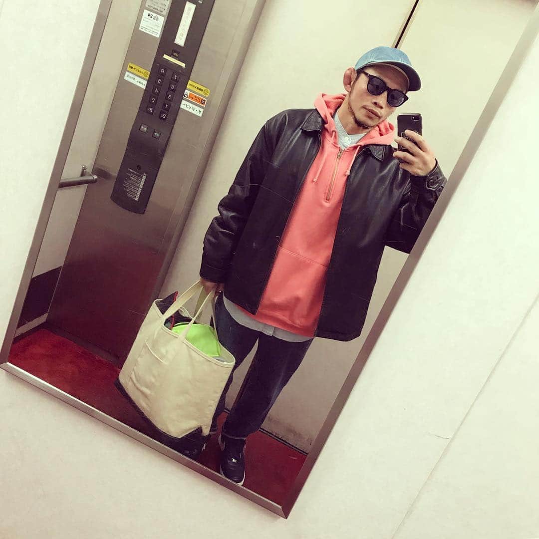 宇野薫のインスタグラム：「#宇野薫のテーマがありすぎコーディネート &  UNO☆KICKS  OLDGAPとNIKEAF-1  #OLDGAP #stussyeyegear #stussy #llbean #levis550  #unokicks #af1 #nikeaf1  #ナイキエアフォース1  #ただの古着好きです  #だから古着はやめられない」