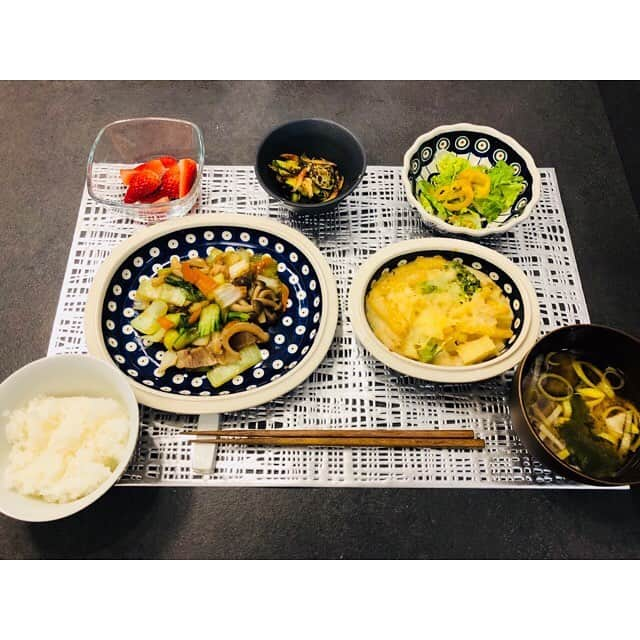 山田真以さんのインスタグラム写真 - (山田真以Instagram)「#真以食堂 備忘録✍️ ✔︎青梗菜といろいろ野菜の中華餡 ✔︎ブロッコリーとジャガイモのマカロニグラタン ✔︎ズッキーニと桜海老のガーリック炒め ✔︎サラダ ✔︎ネギとワカメのお味噌汁 ✔︎ごはん ✔︎いちご . ✔︎焼き豚 ✔︎海老とブロッコリーのオイスターたるたる炒め ✔︎ぱりぱりチーズonアボカド ✔︎サラダ ✔︎大根のお味噌汁 ✔︎ごはん ✔︎いちご . ✔︎クッパ . ✔︎鮭のホイル焼き ✔︎鶏肉とお野菜のカシューナッツ炒め ✔︎アボカドと塩昆布和え ✔︎サラダ ✔︎白菜とワカメのお味噌汁 ✔︎ごはん ✔︎いちご . ✔︎マッシュルームとほうれん草とクリームチーズのオーブン焼き ✔︎青梗菜と豚肉の中華炒め ✔︎切り干し大根 ✔︎サラダ ✔︎玉ねぎのお味噌汁 ✔︎ごはん ✔︎キュウイ . ✔︎おかえりオムライス . ✔︎生姜焼き ✔︎ニシンの田舎煮 ✔︎トマト茄子ズッキーニとお肉のオーブン焼き ✔︎サラダ ✔︎大根のお味噌汁 ✔︎ごはん ✔︎いちご . ✔︎鮭の塩麹焼き ✔︎ピリ辛茄子 ✔︎ほうれん草のお浸し ✔︎ローストポーク ✔︎サラダ ✔︎ネギのお味噌汁 ✔︎ごはん ✔︎いちご . ✔︎マグロの生姜煮 ✔︎麻婆春雨 ✔︎大根ととろろ昆布の煮物 ✔︎サラダ ✔︎ネギのお味噌汁 ✔︎ごはん ✔︎いちご . 今週はお空が青く良いお天気です。気温も少し上がるみたい☺️ . #ポーランドライフ#海外生活#おうちごはん#家ごはん#料理#クッキング#夕食#ディナー#ランチ#ポーリッシュポタリー#ボレスワヴィエツ#真以ごはん#life#cooking#dinner#cookinglam#lunch#instafood#foodstagram#instagood#goodpic#foodpic」4月16日 17時35分 - maaai.yamada