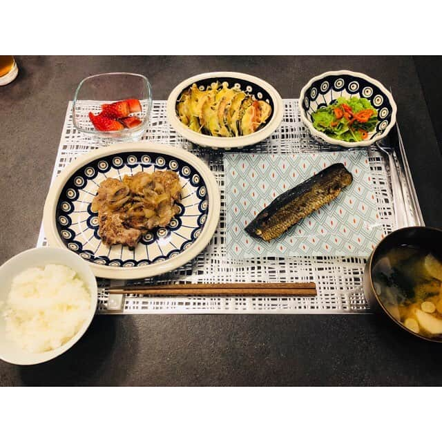 山田真以さんのインスタグラム写真 - (山田真以Instagram)「#真以食堂 備忘録✍️ ✔︎青梗菜といろいろ野菜の中華餡 ✔︎ブロッコリーとジャガイモのマカロニグラタン ✔︎ズッキーニと桜海老のガーリック炒め ✔︎サラダ ✔︎ネギとワカメのお味噌汁 ✔︎ごはん ✔︎いちご . ✔︎焼き豚 ✔︎海老とブロッコリーのオイスターたるたる炒め ✔︎ぱりぱりチーズonアボカド ✔︎サラダ ✔︎大根のお味噌汁 ✔︎ごはん ✔︎いちご . ✔︎クッパ . ✔︎鮭のホイル焼き ✔︎鶏肉とお野菜のカシューナッツ炒め ✔︎アボカドと塩昆布和え ✔︎サラダ ✔︎白菜とワカメのお味噌汁 ✔︎ごはん ✔︎いちご . ✔︎マッシュルームとほうれん草とクリームチーズのオーブン焼き ✔︎青梗菜と豚肉の中華炒め ✔︎切り干し大根 ✔︎サラダ ✔︎玉ねぎのお味噌汁 ✔︎ごはん ✔︎キュウイ . ✔︎おかえりオムライス . ✔︎生姜焼き ✔︎ニシンの田舎煮 ✔︎トマト茄子ズッキーニとお肉のオーブン焼き ✔︎サラダ ✔︎大根のお味噌汁 ✔︎ごはん ✔︎いちご . ✔︎鮭の塩麹焼き ✔︎ピリ辛茄子 ✔︎ほうれん草のお浸し ✔︎ローストポーク ✔︎サラダ ✔︎ネギのお味噌汁 ✔︎ごはん ✔︎いちご . ✔︎マグロの生姜煮 ✔︎麻婆春雨 ✔︎大根ととろろ昆布の煮物 ✔︎サラダ ✔︎ネギのお味噌汁 ✔︎ごはん ✔︎いちご . 今週はお空が青く良いお天気です。気温も少し上がるみたい☺️ . #ポーランドライフ#海外生活#おうちごはん#家ごはん#料理#クッキング#夕食#ディナー#ランチ#ポーリッシュポタリー#ボレスワヴィエツ#真以ごはん#life#cooking#dinner#cookinglam#lunch#instafood#foodstagram#instagood#goodpic#foodpic」4月16日 17時35分 - maaai.yamada