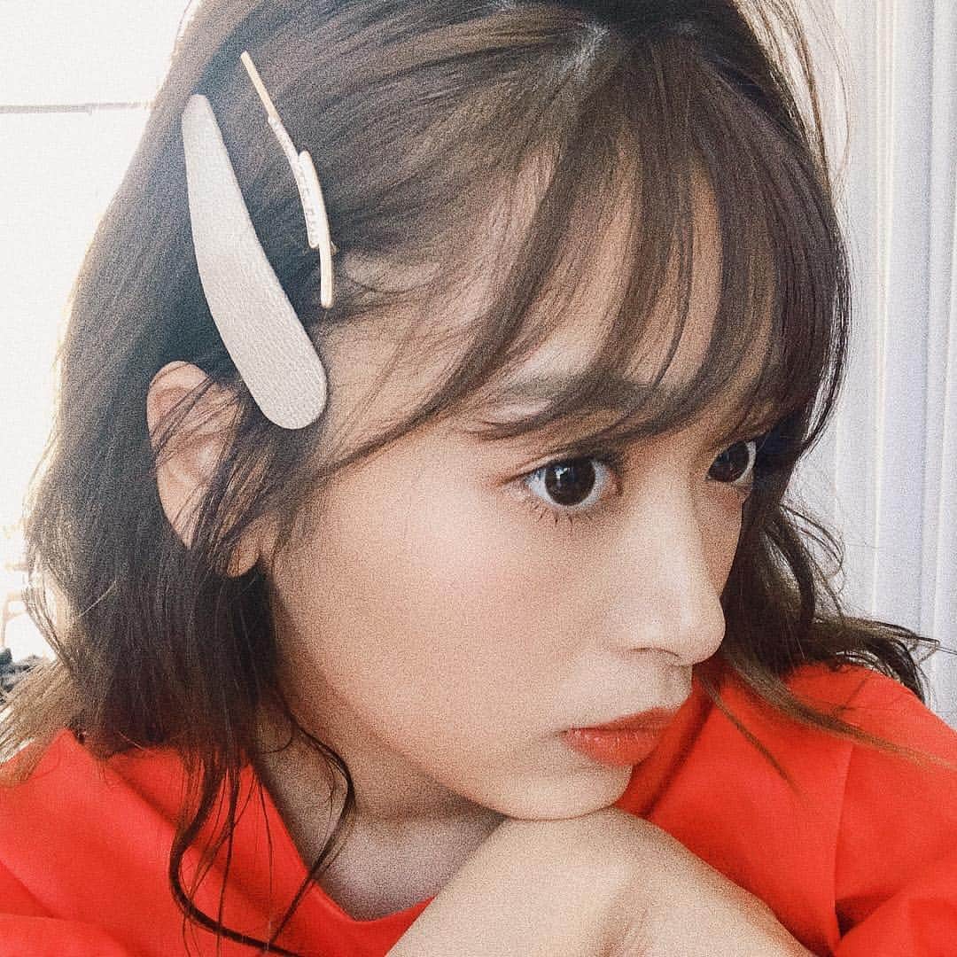 近藤千尋のインスタグラム：「ヘアピン流行ってますね🤔 わたしも買ってみよかな🙍🏻‍♀️❤️ みんな…持ってる？🙍🏻‍♀️ #ヘアピン #そもそもヘアピン って #古い ？笑 #いつも右の顔だけど #今日は左の顔 笑 #人って左右顔ちがうよね 🤔」