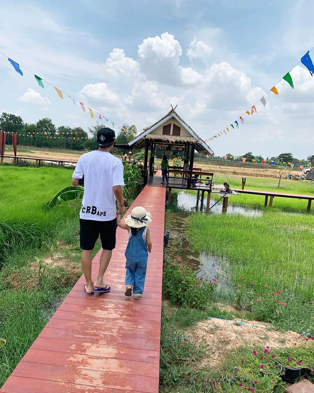 中村明花さんのインスタグラム写真 - (中村明花Instagram)「. タイは暑いから夫の練習時間も毎日遅め🌆なので、ゆっくりできる分ランチやランチ後にカフェに行くのが日課になっています☕️♡ . ここは娘が楽しめる緑いーっぱいのカフェ🌿 遊具もあったり（暑くて行かなかったけど。笑）、お散歩してるだけでも楽しい♡ . 大人はゆっくりカフェしながら子供も楽しめる場所って嬉しいな☺️ タイ（ブリーラムしかわからないけど）はそういったところ多い気がする♪ . . #タイ #タイ生活 #タイ在住 #ブリーラム #海外暮らし #Thailand #buriram #café #2歳10ヶ月 #女の子」4月16日 17時36分 - sayaka_nakamura3