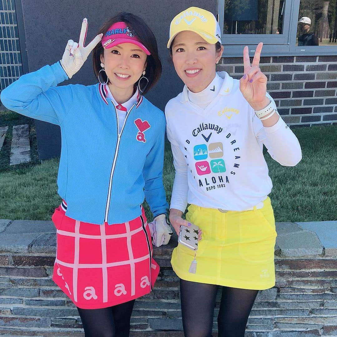 宮崎宣子さんのインスタグラム写真 - (宮崎宣子Instagram)「最高の天気の中で、最高のゴルフ⛳️を堪能させて頂きました✨ 甲田良美プロが毎回教えてもらいながらの贅沢なゴルフで、 おかげで、パー2回ボギーたくさんで、まるで自分が上手くなったかのようにゴルフが楽しくて仕方ないモードに入ってしまいました❗️ ラウンド終わってからもみっちりとアイアンとアプローチの指導を受けて、本当に自分が打っているのか信じられなくなるほど🤣 甲田さんの人の良さが滲み出ていて、こんな優しくて素敵なプロに初めて出会いました✨✨✨ そして、また次回の約束もしちゃいました⛳️ #教え方が上手い #人柄が素敵 #プロゴルファー #甲田良美プロ #大好きになりました  #可愛くて気さく #楽しい時間 #ゴルフ女子 #ゴルフウエア #archivio #callaway #天気最高 #雪ゴルフから一週間」4月16日 17時40分 - miyazaki_nobuko