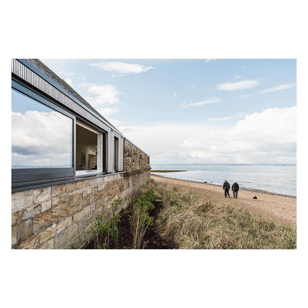 The Modern Houseさんのインスタグラム写真 - (The Modern HouseInstagram)「Take a look around Archie and Tricia MacDonald’s lauded seaside house near Edinburgh. Link in our bio for the full interview.  #seasideretreat #edinburgh #makingwaves Architects: @a449ltd」4月16日 17時43分 - themodernhouse