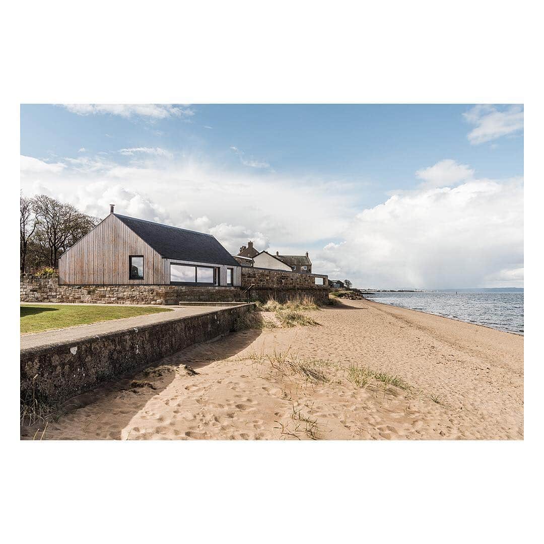 The Modern Houseさんのインスタグラム写真 - (The Modern HouseInstagram)「Take a look around Archie and Tricia MacDonald’s lauded seaside house near Edinburgh. Link in our bio for the full interview.  #seasideretreat #edinburgh #makingwaves Architects: @a449ltd」4月16日 17時43分 - themodernhouse