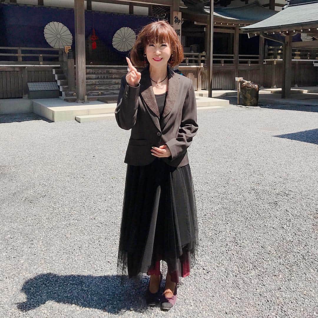 岩本初恵さんのインスタグラム写真 - (岩本初恵Instagram)「伊勢神宮 内宮正式参拝 💕💕 日本の未来が 幸せでありますように 祈りたくなる伊勢神宮 💕💕 笑顔の人が増えます 感謝で生きれる人が 増えます 💕💕 人の痛みが分かる人が 増えて 思いやりの時代が 来ます 💕💕 一生懸命に仕事して 豊かな日本を作ります 💕💕 何よりこれからの 子供ちゃん達の時代が 病気にならない 食生活でありますように 💕💕 寂しい老後を迎える人が 一人でもいませんように 💕💕 私達の先祖と言われている 天照大御神様 お助け頂いて ありがとう御座います 💕💕 家族や重役達みんなで 手を合わせて来ました 神恩感謝 💕💕 全ての人に 幸あれ 💕💕 #伊勢神宮  #正式参拝  #内宮  #息子夫婦  #娘夫婦  #重役  #身内  #宿泊  #伊勢神宮会館  #御神楽奉納  #happy  #instagood  #instagram  #fun  #love  #神恩感謝  #世界平和  #令和  #平成に感謝 #幸せのバトン」4月16日 17時44分 - hatsue_iwamoto