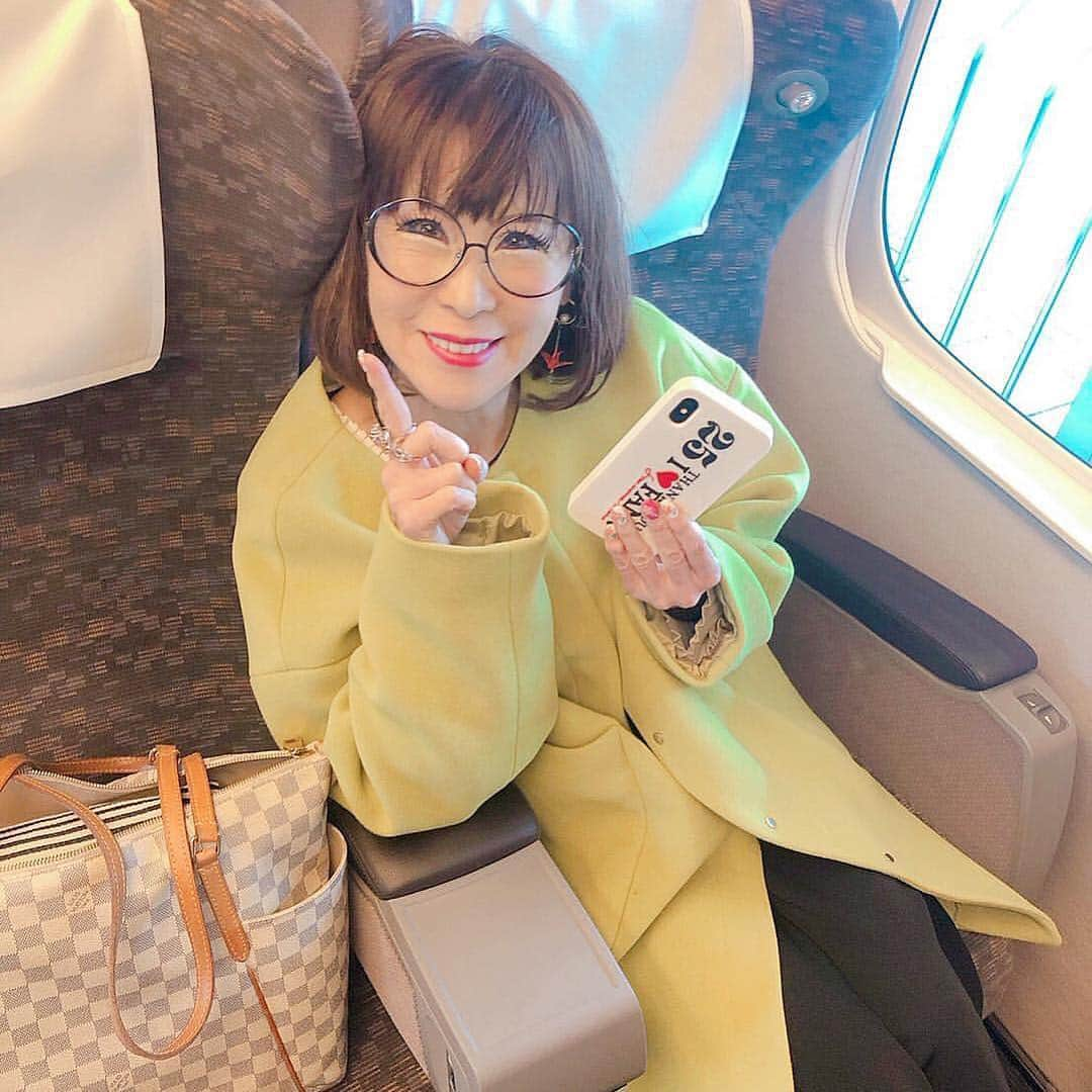 岩本初恵さんのインスタグラム写真 - (岩本初恵Instagram)「伊勢神宮 内宮正式参拝 💕💕 日本の未来が 幸せでありますように 祈りたくなる伊勢神宮 💕💕 笑顔の人が増えます 感謝で生きれる人が 増えます 💕💕 人の痛みが分かる人が 増えて 思いやりの時代が 来ます 💕💕 一生懸命に仕事して 豊かな日本を作ります 💕💕 何よりこれからの 子供ちゃん達の時代が 病気にならない 食生活でありますように 💕💕 寂しい老後を迎える人が 一人でもいませんように 💕💕 私達の先祖と言われている 天照大御神様 お助け頂いて ありがとう御座います 💕💕 家族や重役達みんなで 手を合わせて来ました 神恩感謝 💕💕 全ての人に 幸あれ 💕💕 #伊勢神宮  #正式参拝  #内宮  #息子夫婦  #娘夫婦  #重役  #身内  #宿泊  #伊勢神宮会館  #御神楽奉納  #happy  #instagood  #instagram  #fun  #love  #神恩感謝  #世界平和  #令和  #平成に感謝 #幸せのバトン」4月16日 17時44分 - hatsue_iwamoto