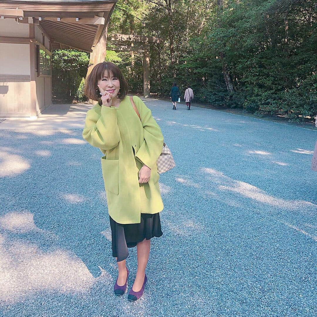 岩本初恵さんのインスタグラム写真 - (岩本初恵Instagram)「伊勢神宮 内宮正式参拝 💕💕 日本の未来が 幸せでありますように 祈りたくなる伊勢神宮 💕💕 笑顔の人が増えます 感謝で生きれる人が 増えます 💕💕 人の痛みが分かる人が 増えて 思いやりの時代が 来ます 💕💕 一生懸命に仕事して 豊かな日本を作ります 💕💕 何よりこれからの 子供ちゃん達の時代が 病気にならない 食生活でありますように 💕💕 寂しい老後を迎える人が 一人でもいませんように 💕💕 私達の先祖と言われている 天照大御神様 お助け頂いて ありがとう御座います 💕💕 家族や重役達みんなで 手を合わせて来ました 神恩感謝 💕💕 全ての人に 幸あれ 💕💕 #伊勢神宮  #正式参拝  #内宮  #息子夫婦  #娘夫婦  #重役  #身内  #宿泊  #伊勢神宮会館  #御神楽奉納  #happy  #instagood  #instagram  #fun  #love  #神恩感謝  #世界平和  #令和  #平成に感謝 #幸せのバトン」4月16日 17時44分 - hatsue_iwamoto