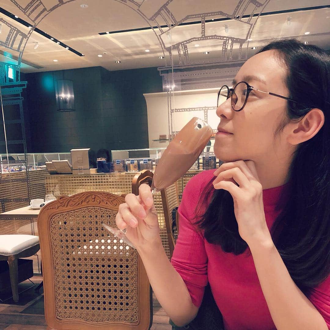我謝レイラニのインスタグラム：「いつもは絶対飲まないであろう #チョコレートドリンク をモンブランと共に♡ 甘い×甘いでヤバいかな？と思いきや、、このチョコレートドリンク甘ったるくなかったから一瞬で食べ終わった😋モンブランも美味しかったな〜🤤 #表参道ヒルズ の中の #チョコレート屋さん←名前忘れた💦笑 #甘いものを欲する日 🍫」