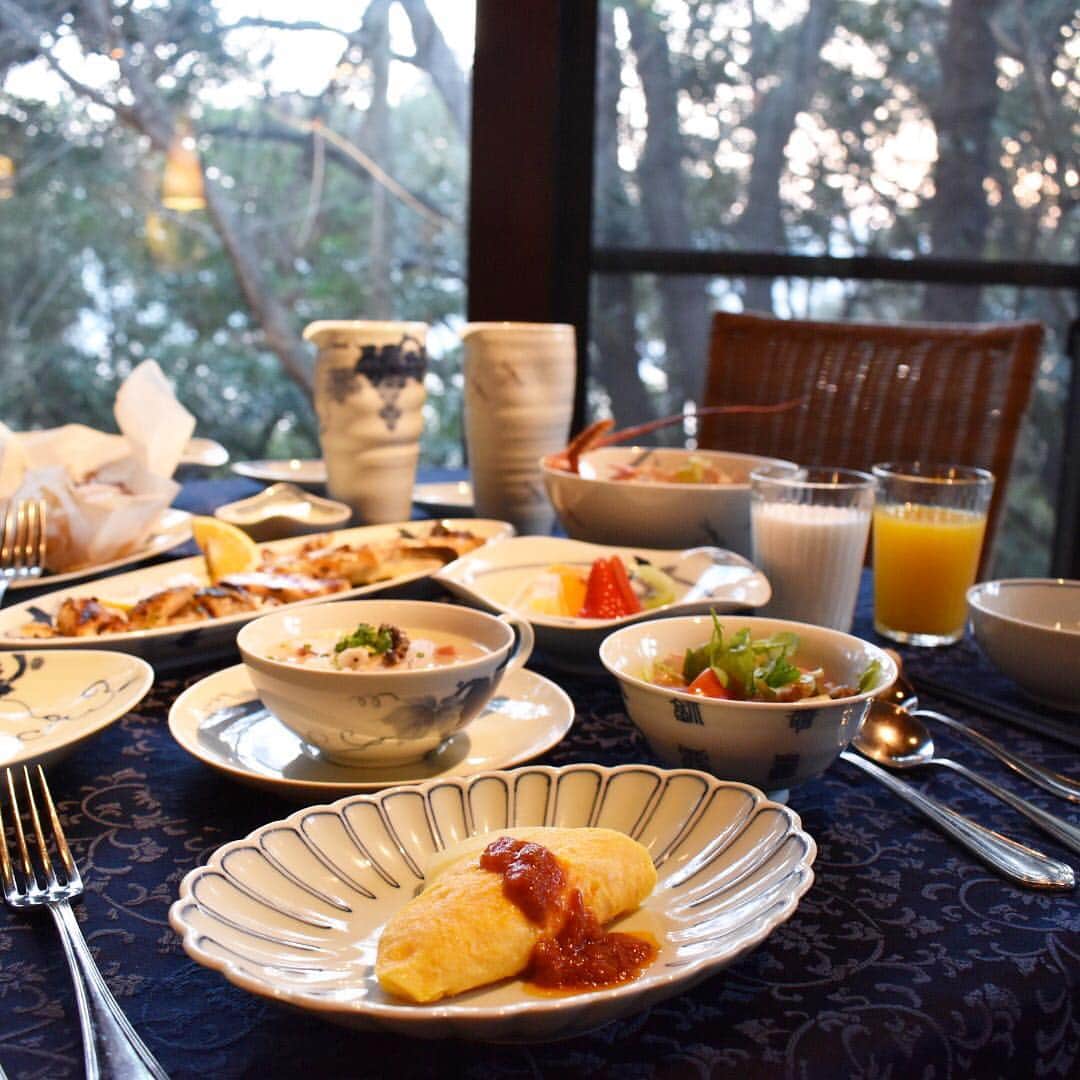一休.com公式アカウントさんのインスタグラム写真 - (一休.com公式アカウントInstagram)「【島の恵みを全身で感じるオーベルジュ】  長崎県・西彼杵半島から大島大橋を渡った寺島に佇む「オーベルジュあかだま」。目玉は、近海で獲れた新鮮な魚介類や地産の野菜をふんだんに取り入れた創作フレンチ。2018年に完成したばかりの開放感あふれる客室も相まって、島の恵みを存分に楽しめます。 →@ikyucom  #一休コンシェルジュ #こころに贅沢させよう #一休com #auberge_akadama #nagasaki #japan #travelgram #explorejapan #japantrip #auberge #seafood #restaurant #cuisine #オーベルジュあかだま #オーベルジュ #長崎 #寺島 #美食 #グルメ #レストラン #フレンチ #地産地消 #地元食材 #朝食 #泊まれるレストラン #フルコース #長崎旅行 #グルメ旅 #島旅 #一度は泊まりたい宿」4月16日 17時57分 - ikyucom
