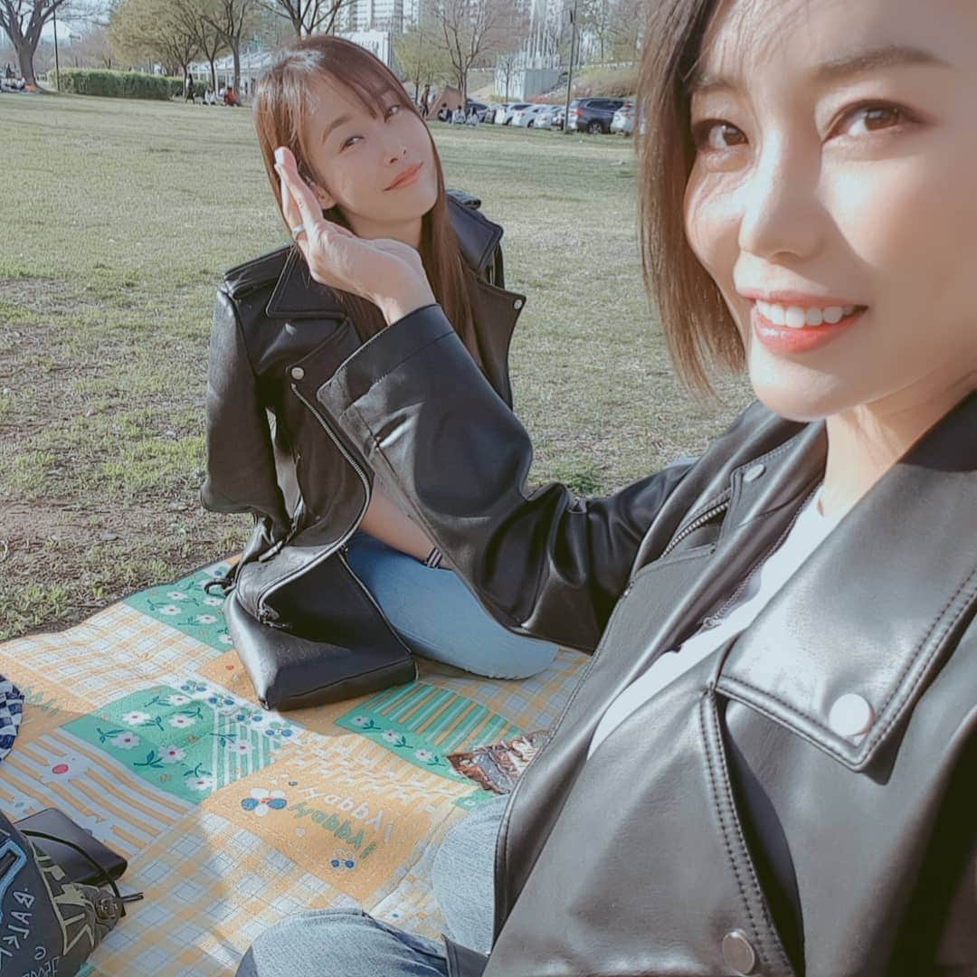 エナ さんのインスタグラム写真 - (エナ Instagram)「한강을 이언니랑 오다니.....조타....😭💜 #한강 #잠원지구 #뽀글이 #맥주 #👍 #봄이그렇게도좋냐 #망해라」4月16日 17時49分 - eunkyung.shin
