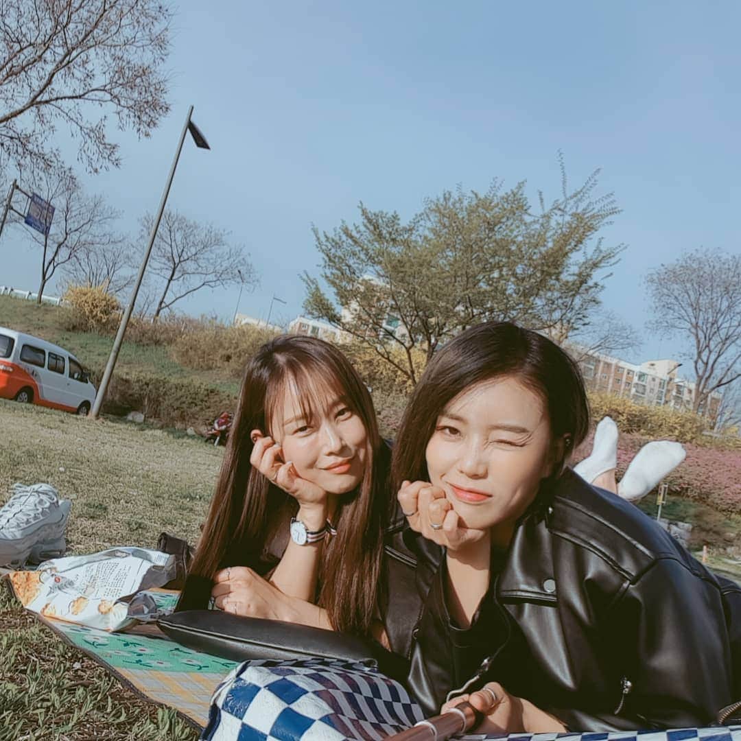 エナ さんのインスタグラム写真 - (エナ Instagram)「한강을 이언니랑 오다니.....조타....😭💜 #한강 #잠원지구 #뽀글이 #맥주 #👍 #봄이그렇게도좋냐 #망해라」4月16日 17時49分 - eunkyung.shin