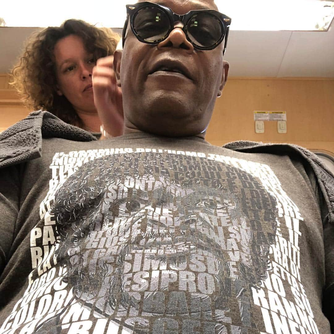 サミュエル・L・ジャクソンさんのインスタグラム写真 - (サミュエル・L・ジャクソンInstagram)「No matter the language, the message remains the same! Tuesday betta look out!!!#hitmanswifesbodyguard#nickknackknowlesonbeautypatrol」4月16日 17時50分 - samuelljackson