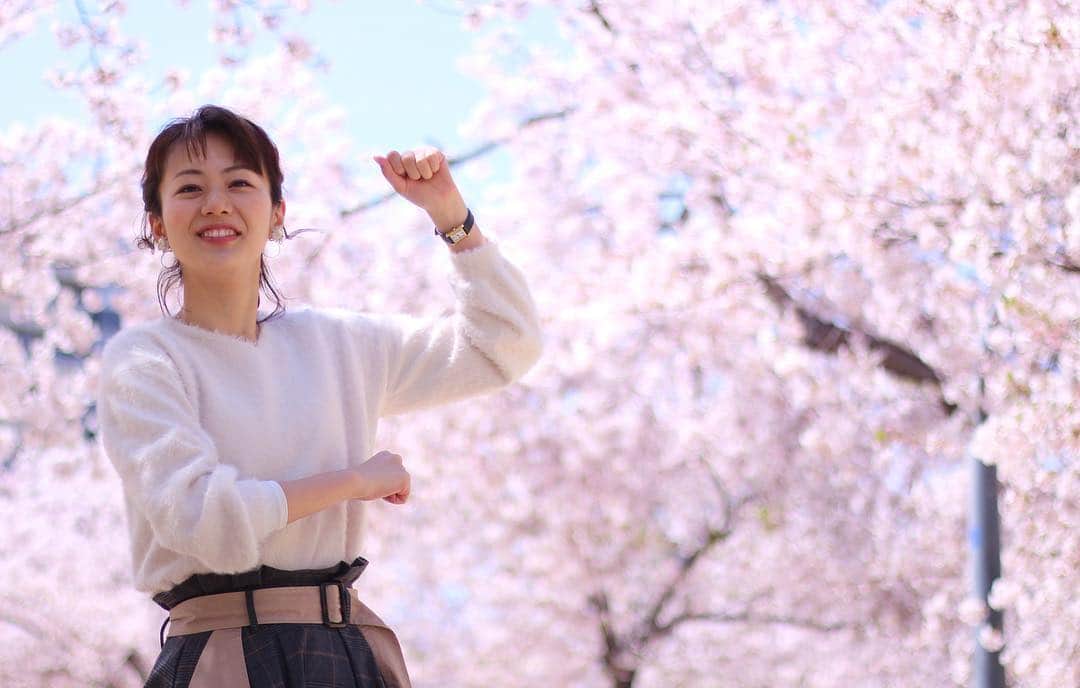 高橋真理恵さんのインスタグラム写真 - (高橋真理恵Instagram)「＊ 先日、村西先輩（@riemuranishi）に、 いいカメラで 写真を撮ってもらいました🌸  どんどん楽しくなってきて、 最後は大好きな #ゆりやんレトリィバァ さんを意識したポーズをさせてもらいました😊  #桜#公園#カンテレ#扇町公園」4月16日 17時53分 - marie___takahashi