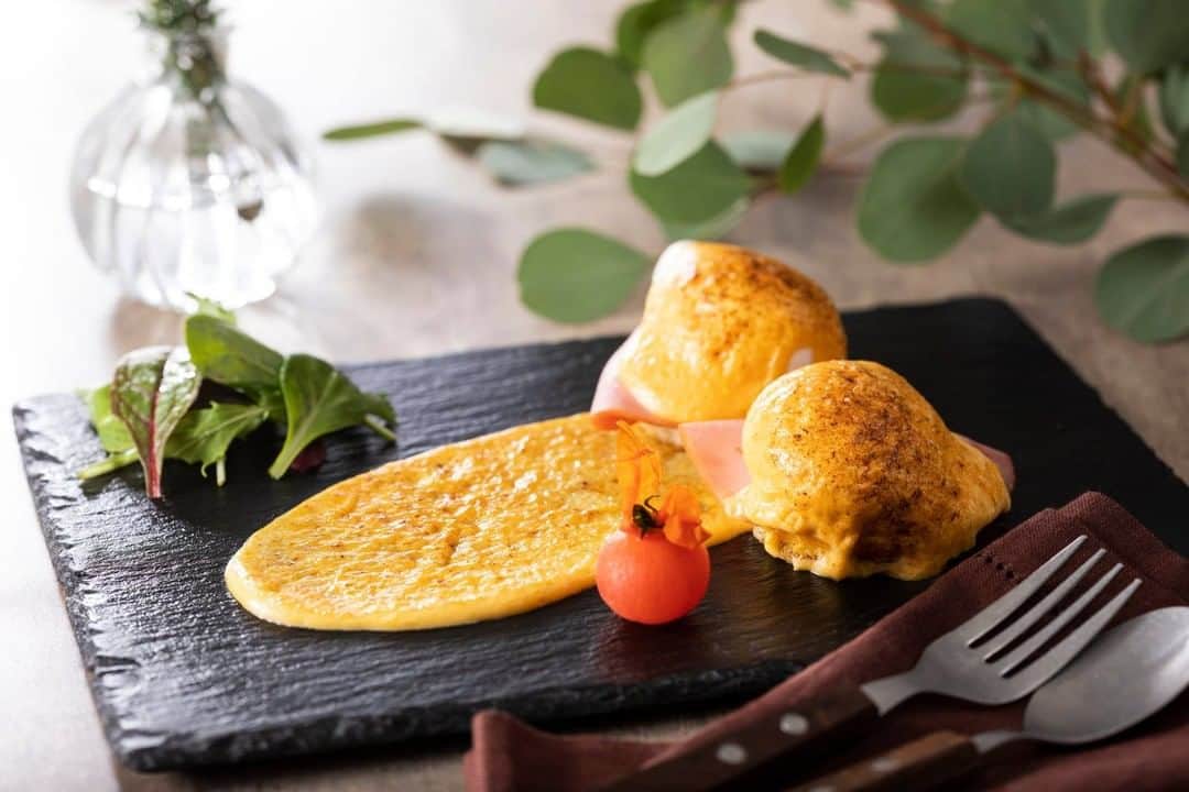 Conrad Tokyoのインスタグラム：「コンラッド東京では、ヒルトン創業100周年記念メニューご用意しております。1894年、ニューヨーク・ウォール街の元ブローカー レミュエル・ベネディクトが、ウォルドーフ・アストリアを訪れ、二日酔いを治すために「バターの塗ったトーストにポーチドエッグ、パリパリのベーコン、ひと口分のオランデーズソース」を注文しました。メートル・ドテルのオスカー・チルキーはその料理から感銘を受け、トーストをイングリッシュマフィンに、ベーコンをハムに替えて現在のエッグベネディクトを完成させました。 https://www.conradtokyo.co.jp/news/detail/3547 #hilton100 #hilton #ヒルトン #ヒルトンセレブレーション100 #100周年 #コンラッド東京 #ホテル #汐留 #東京 #日本 #新橋 #銀座 #エッグベネディクト #ConradTokyo #StayInspired #Conrad #hotel #Tokyo #japan #eggsbenedict #东京康莱德酒店 #콘래드도쿄」