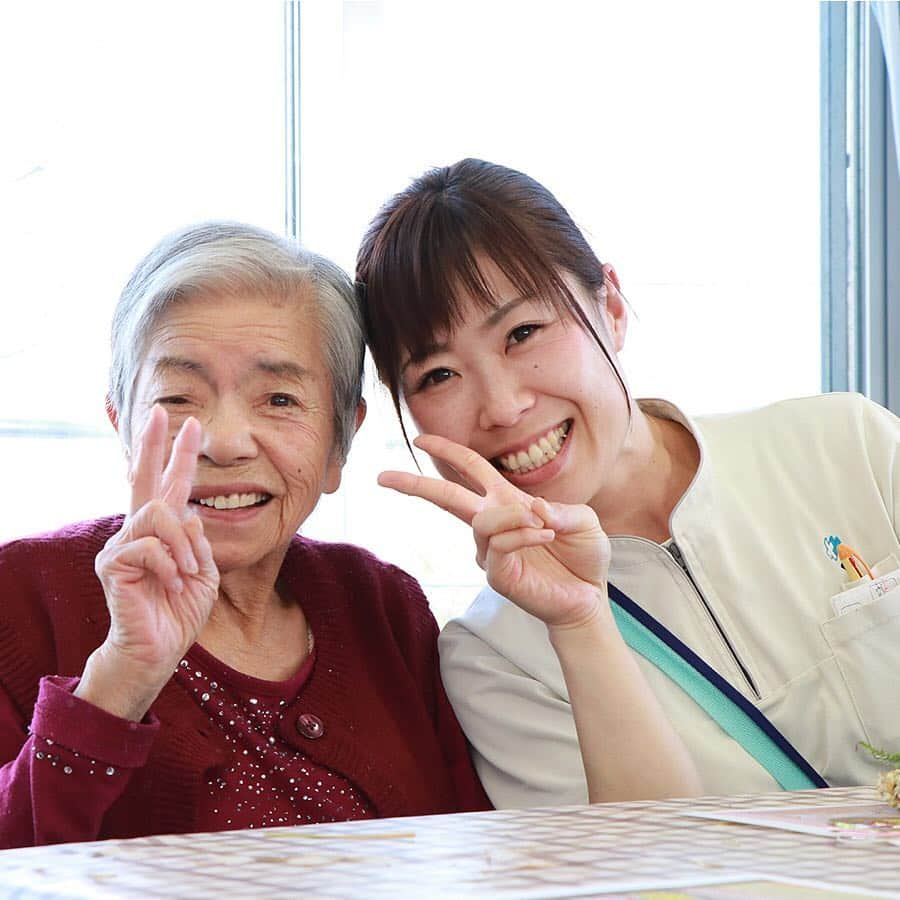 平成医療福祉グループさんのインスタグラム写真 - (平成医療福祉グループInstagram)「当グループの病院・施設を写真でご紹介、その魅力をお伝えしていく企画の30回目✌️✌️ --- 第30回「おいでよHMW！」 --- 北淡小規模多機能センター・グループホーム北淡(兵庫県淡路市) --- 住み慣れた地域での暮らしを継続できるように「通い」「泊まり」「訪問」の介護サービスを提供する「小規模多機能センター」🚗と認知症をお持ちの方が入居できる🏠「グループホーム北淡」の２施設にて多方面で活躍するスタッフさんを取材しました📸 --- 写真① 小規模多機能センターとグループホーム北淡の外観です🏥敷地内には季節の花がたくさん咲いています🌷🌹 --- 写真② 施設の2階からは海が見えます⛴穏やかな海の景色は毎日見ても飽きないですね😙 --- 写真③ 施設を支えるスタッフさんです🤗“明るく” “元気よく” 各職種が連携して業務に取り組まれています💪 -- 写真④ わなげ大会、見学中です👀満点💯に届くように全員で作戦会議💬チーム対抗なのに全員で応援しちゃう優しさにほっこりでした😌 --- 写真⑤ 小規模多機能にて園芸療法が行われていました🌸花の香りは明るい気持ちになると人気が高いそうです🌱 --- 写真⑥ こちらはグループホームの利用者さんがレクチャーを受けていました☺️特等席にご満悦です🎶 --- 写真⑦ 続いてもグループホームから🎎ひな祭り兼 誕生日会です🎉いくつになってもケーキを前にすると賑やかになりますね🎂😋 --- 写真⑧こちらはグループホームと小規模多機能センターの壁飾り制作現場です😉このあと一斉に施設内の壁に花が咲きました🌺🌸 --- 写真⑨ 数多く並ぶ作品からスタッフさんの力作を発見🖼✍️よ〜く特徴を掴んでいて思わず「あっ！」と叫んじゃいました🙏 --- 写真⑩ 小規模の利用さんに協力いただき…ご本人登場❗️好きなことを活かせる職場ってサイコーですね😚 --- 〈北淡小規模多機能センター・グループホーム北淡 インフォメーション〉 --- ○アクセス: 北淡ICから車で約15分🚙、バス🚌「震災記念公園前」から徒歩約3分🚍 - ○スタッフ募集中！ ・介護福祉士 ・介護職員（正職員・パート） --- 「北淡小規模多機能センター・グループホーム北淡」で検索！🔎 ご応募お待ちしています💡 --- #平成医療福祉グループ #HMW #北淡小規模多機能センター #グループホーム北淡 #淡路島 #淡路市 #兵庫県 #絶対に見捨てない #医療 #福祉 #通所サービス #小規模多機能 #グループホーム #デイ #訪問サービス #訪問介護 #地元で働く #求人募集中 #介護福祉士 #介護職 #医療系学生 #Iターン歓迎 #介護職求人 #園芸療法 #好きなこと #似顔絵 #仕事に活かす #介護の現場 #働こう」4月16日 17時59分 - hmw_group