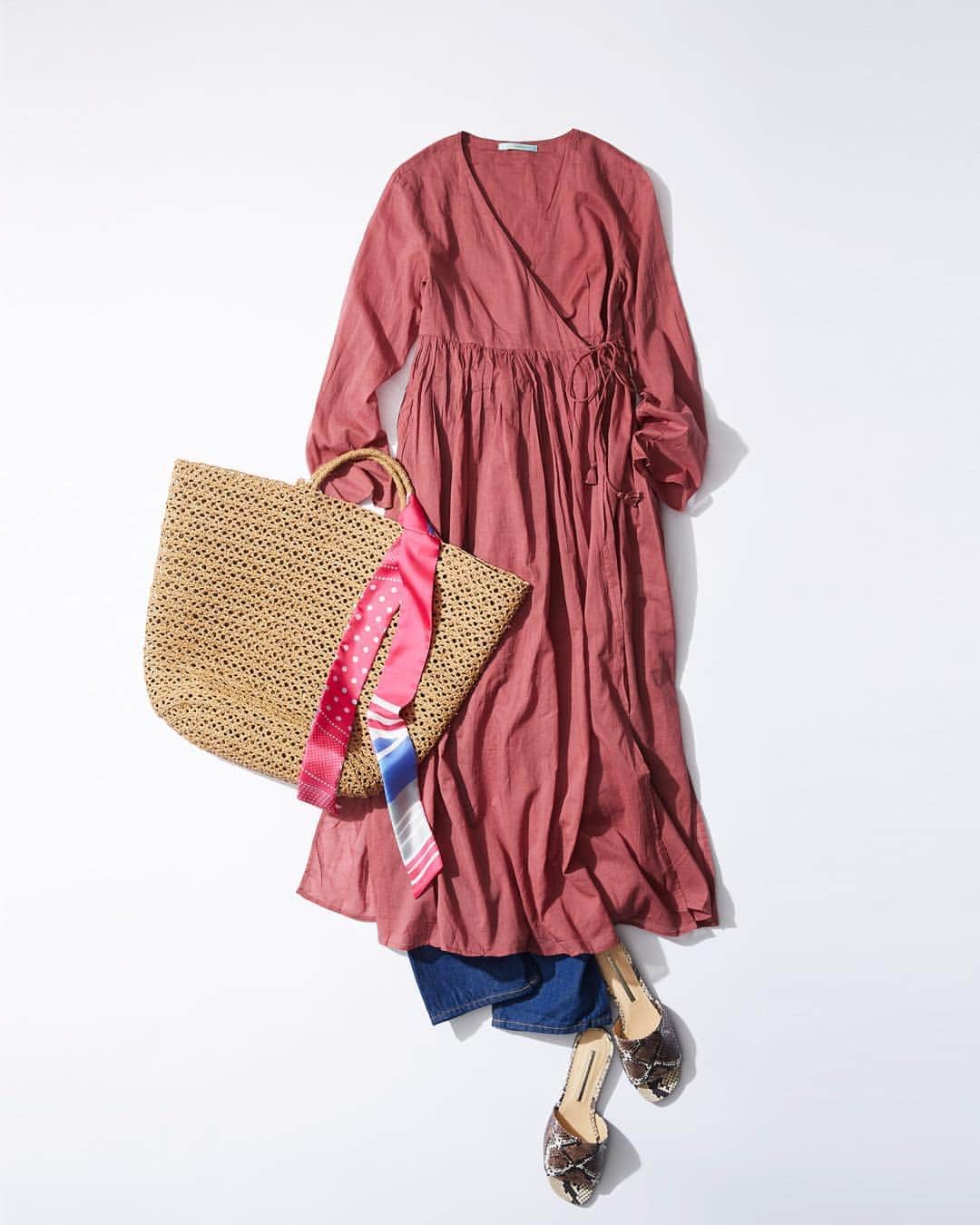 ルミネ公式のインスタグラム：「リラックス系ワンピースには、カッコよさをプラス #ワンピース ¥14,000+TAX #beams #パンツ ¥13,000+TAX #iena #バッグ ¥20,000+TAX #iena #スカーフ ¥3,500+TAX #greenlabelrelaxing #サンダル ¥36,000+TAX #FRAMeWORK ・ #lumine #ルミネ #ルミネ北千住 http://magazine.lumine.ne.jp/?p=81434 ※商品の価格や取り扱い状況は撮影時点のもので、変更になることがあります。」