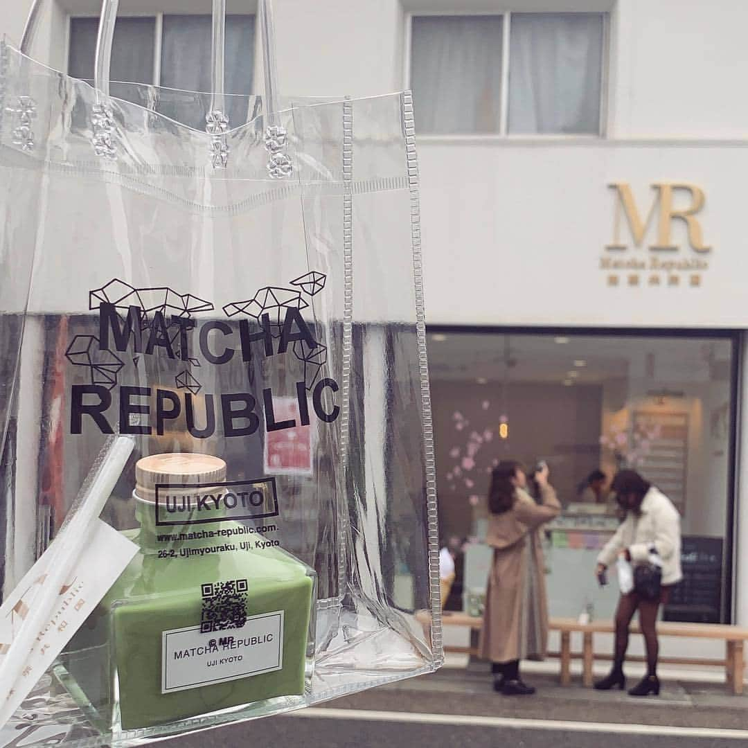 RiLiさんのインスタグラム写真 - (RiLiInstagram)「抹茶好きさん必見っ👀 瓶に入ったインクがモチーフの抹茶ドリンク🌿 ..... いま話題の抹茶インクってみんな知ってる？💕京都の宇治市にあるお店【抹茶共和国 】では、インクの瓶のような容器に入った抹茶のドリンクが飲めるんだって🙆🏻♀ シーズンごとに期間限定商品があったり、味の種類がたくさんあるみたいだから何回でも行きたくなりそう☕抹茶好きはぜったい虜になっちゃうね👀💕 見た目もインパクト大でインスタ映えするすること間違いなしっ📷タピオカ入りの抹茶ラテは公式instgramのフォロワーさんしか買えないみたいなので事前にフォローをお忘れなく💐京都に行ったらぜひ行ってみてね🌿 ❣ ❣ ❣ ❣ ❣ サイトやSNSで掲載させていただくお写真募集中😘📸 かわいいコーデやアイテム、注目スポットなどが撮れたら、ハッシュタグ→#rili_tokyo  を付けて投稿❗ ． Special Thanks💋 Photo by @coco_mtmt @kanabell @kaede_bu @mykb_14 @rrrrrr_18 @__moco25 @__r017__ ． #春 #春コーデ #抹茶共和国 #ボMatchaRepublic�#京都 #京都カフェ #タピオカ #抹茶ラテ #宇治 #ワントーンコーデ #シンプルコーデ  #カジュアルコーデ #ガーリーコーデ #置き画 #置き画くら部 #今日のコーデ #コーデ #コーディネート #RiLi  #おしゃれさんと繋がりたい #お洒落さんと繋がりたい #ファッション #패션스타그램 #ootd #outfit」4月16日 18時00分 - rili.tokyo