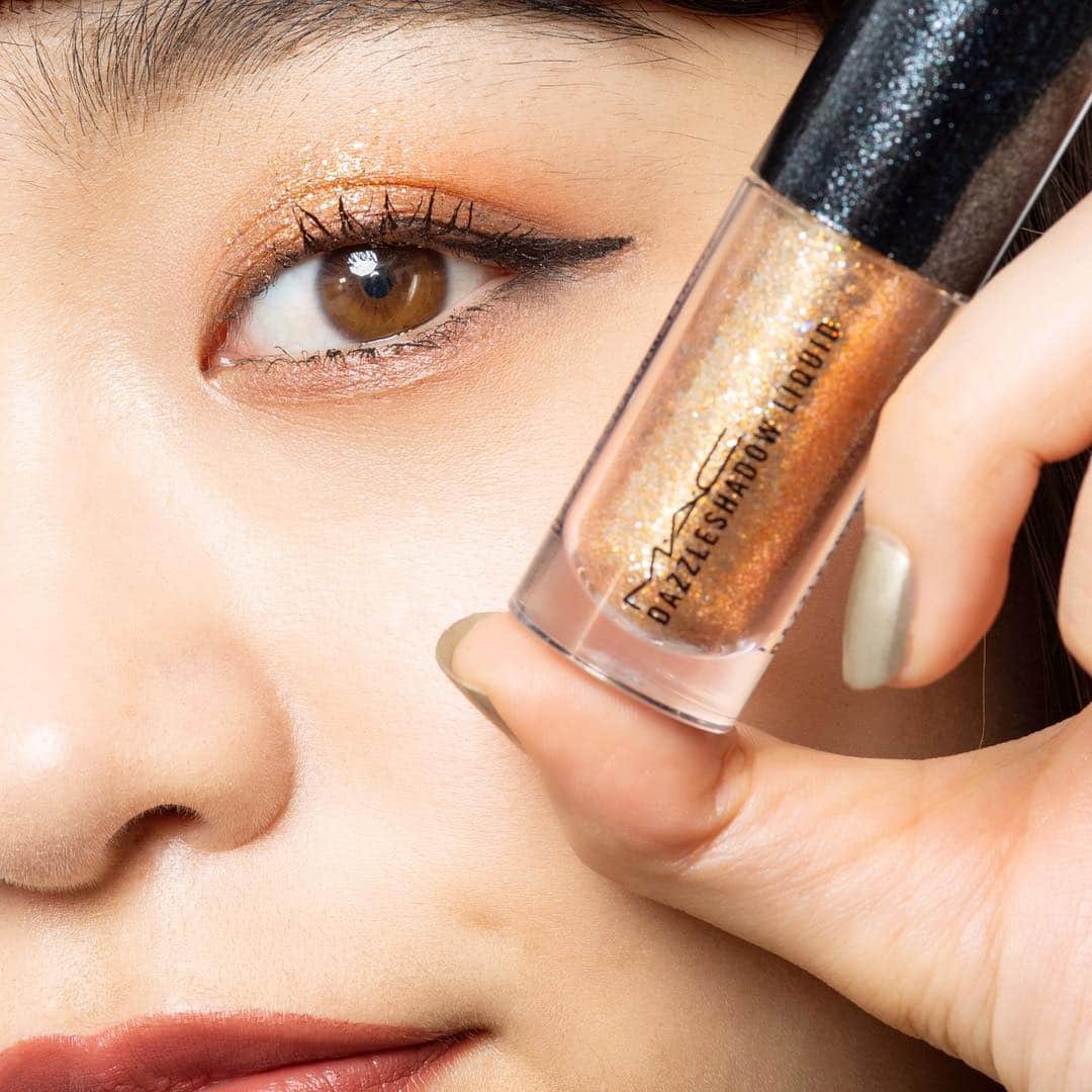 M∙A∙C Cosmetics Japanのインスタグラム：「⠀ M·A·Cアーティストが本気で気に入っているアイテムって⁉️ アーティスト溺愛アイテムをご紹介🤗 ルミネエスト新宿店のKOTOMI MINAMIZUKAは 華やかな目元に仕上がる [ダズルシャドウ リキッド] をイチオシ☝️ #MAC溺愛アイテム #MACアイシャドウ ⠀ ↓↓製品↓↓ [ダズルシャドウ リキッド] フラッシュ アンド ダッシュ ⠀ MAKEUP AND MODEL: M·A·C ARTIST KOTOMI MINAMIZUKA @mac_lumineest PHOTO: @takaki_iwata ⠀ ⠀ ⠀ ⠀ ⠀ ⠀ #MACCosmeticsJapan #MACコスメ #MACCosmetics #MyArtistCommunityJP #MACArtistChallenge #MAC #コスメ#メイク #アイシャドウ #アイメイク #ダズル #キラキラ #ラメ #グリッター #リキッド #リキッドアイシャドウ #DazzleShadowLiquid #MACDazzleShadowLiquid #ダズルシャドウリキッド #溺愛 #マスト」